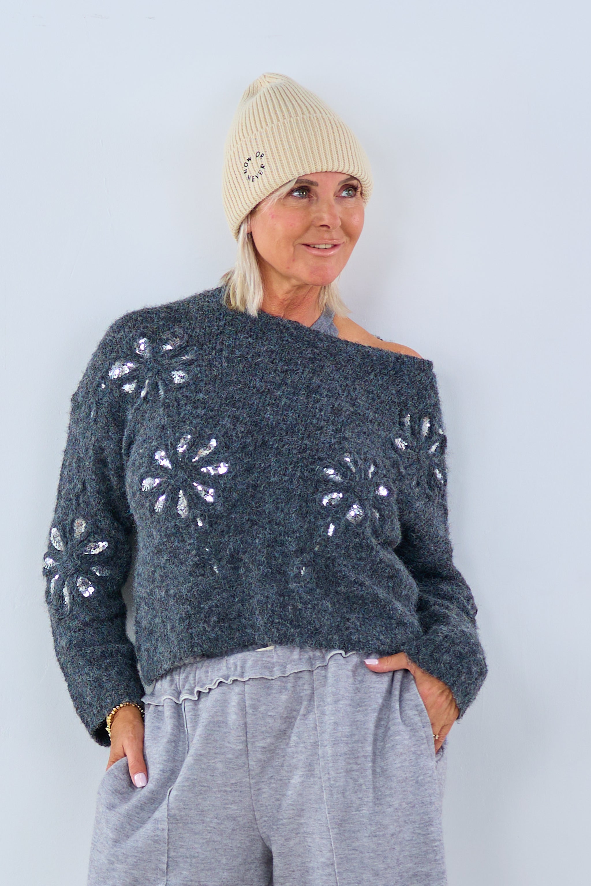 Strickpullover mit Pailletten-Blüten, anthrazit von Trends & Lifestyle