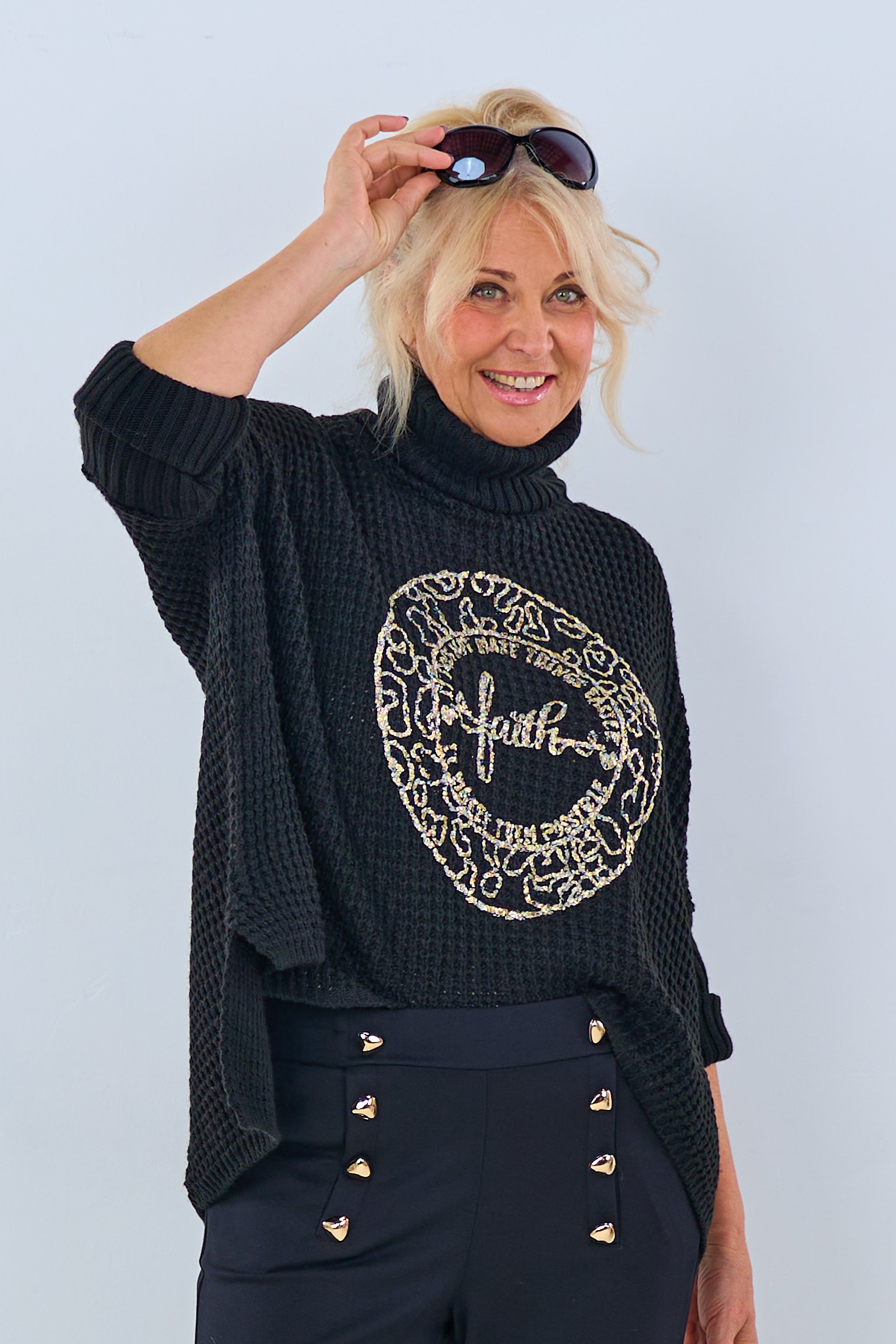 Rollkragenpulli mit goldenem Emblem, schwarz von Trends & Lifestyle