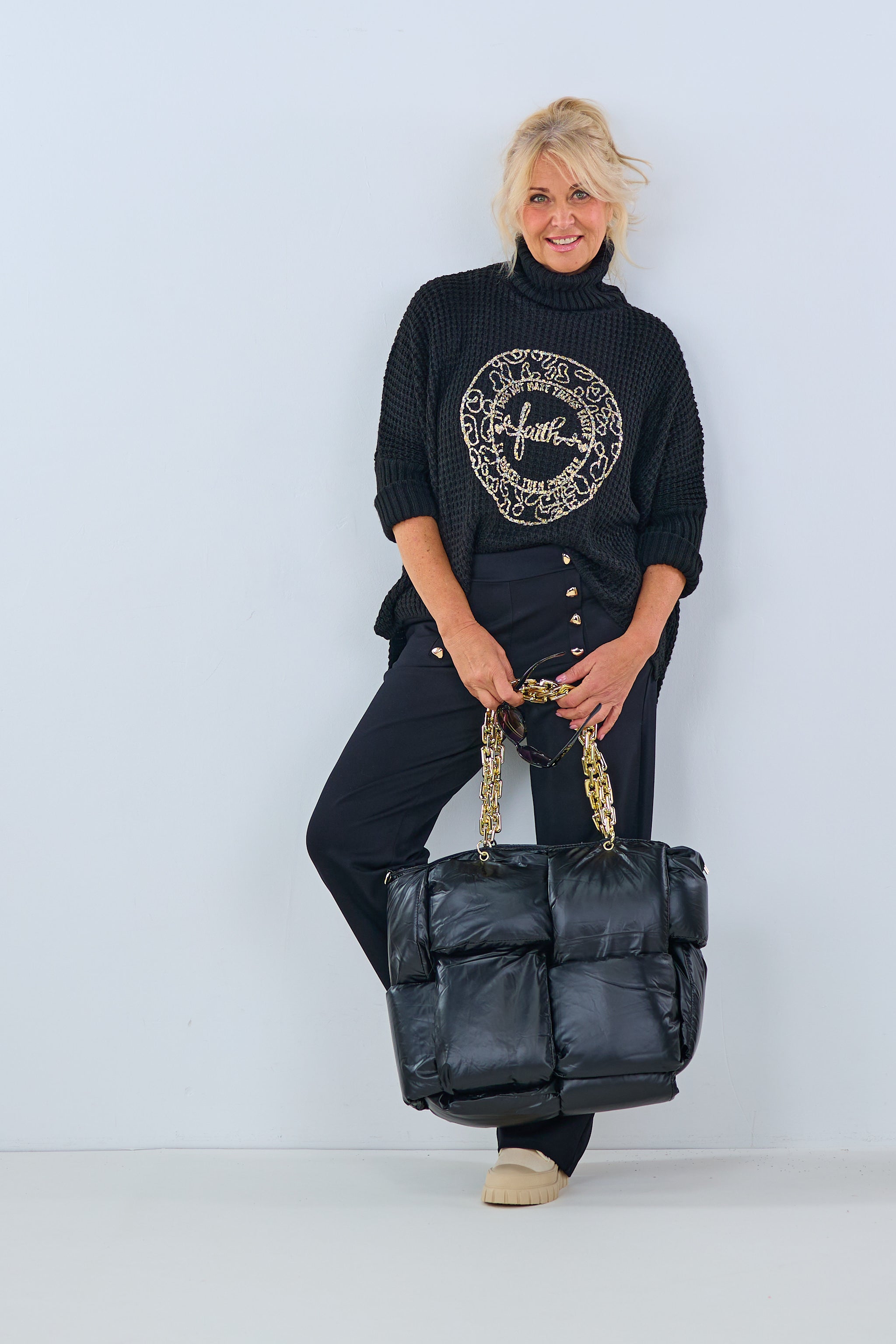 Rollkragenpulli mit goldenem Emblem, schwarz von Trends & Lifestyle