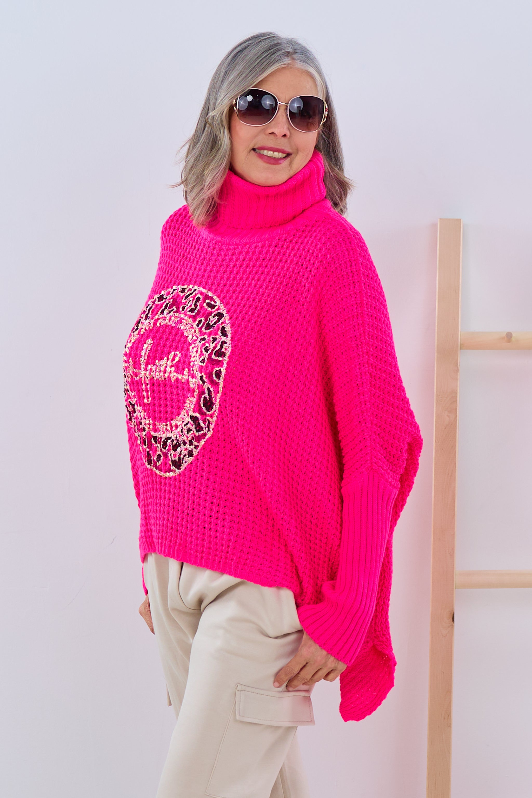 Rollkragenpulli mit goldenem Emblem, pink von Trends & Lifestyle