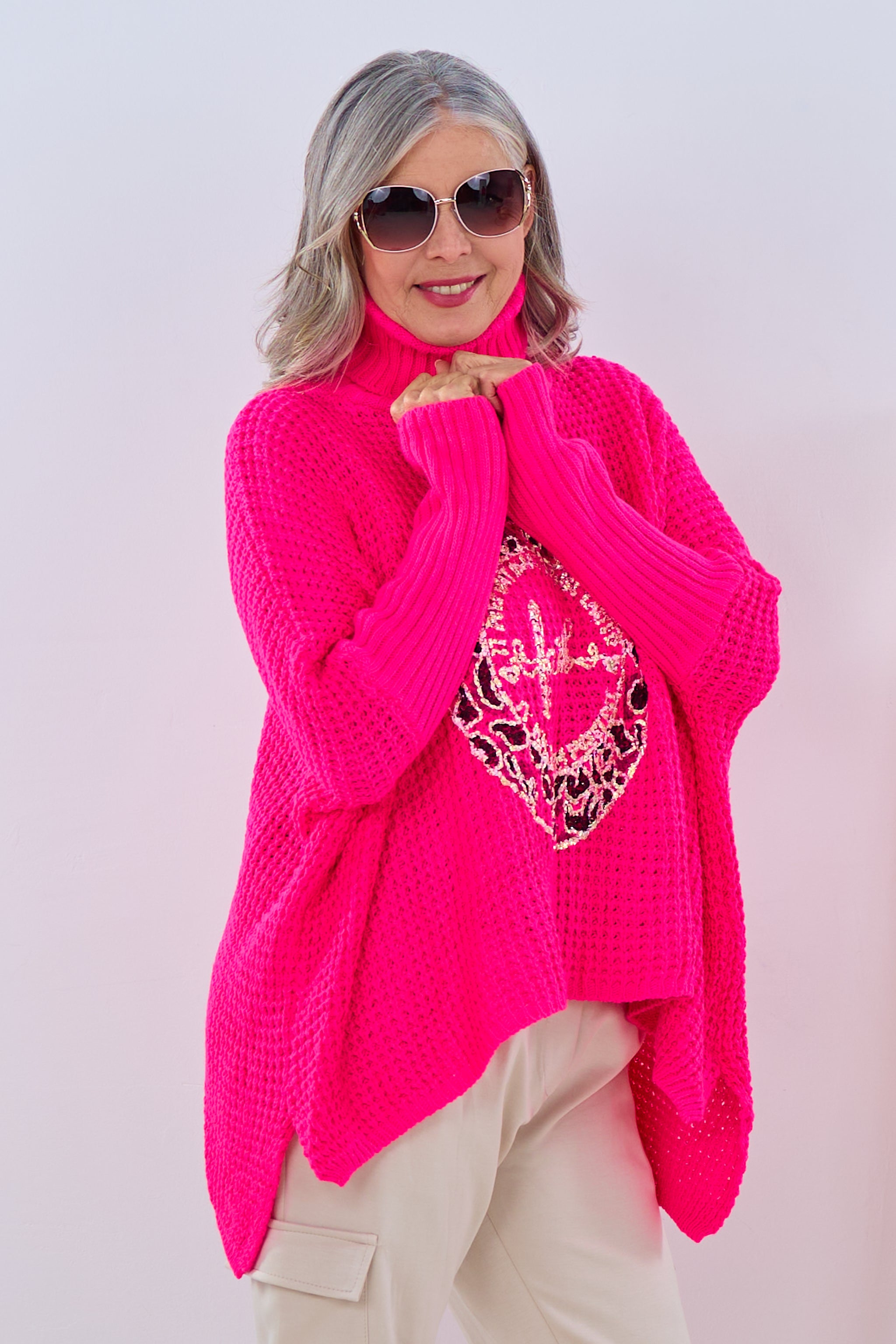 Rollkragenpulli mit goldenem Emblem, pink von Trends & Lifestyle