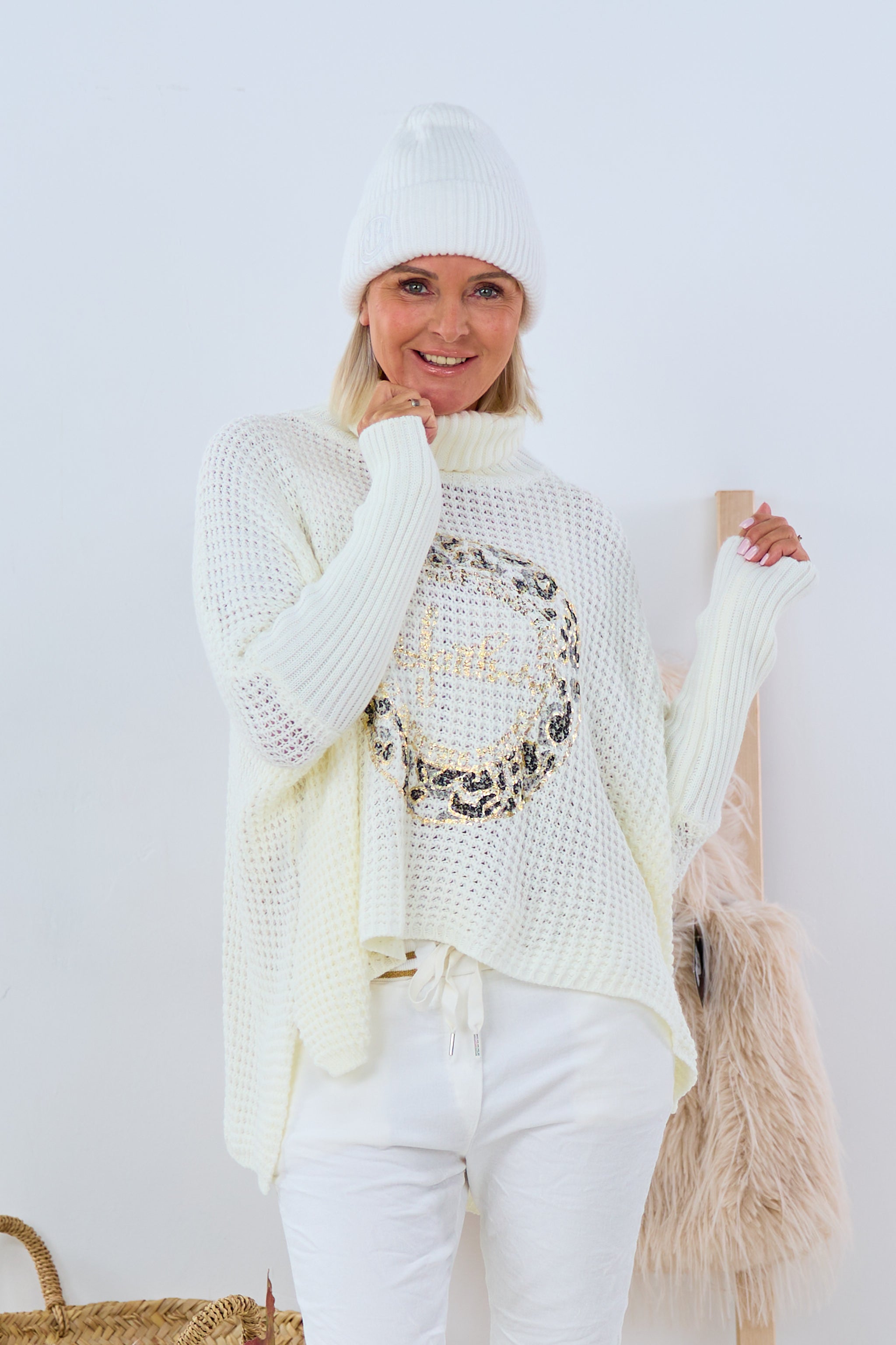 Rollkragenpulli mit goldenem Emblem, ecru von Trends & Lifestyle