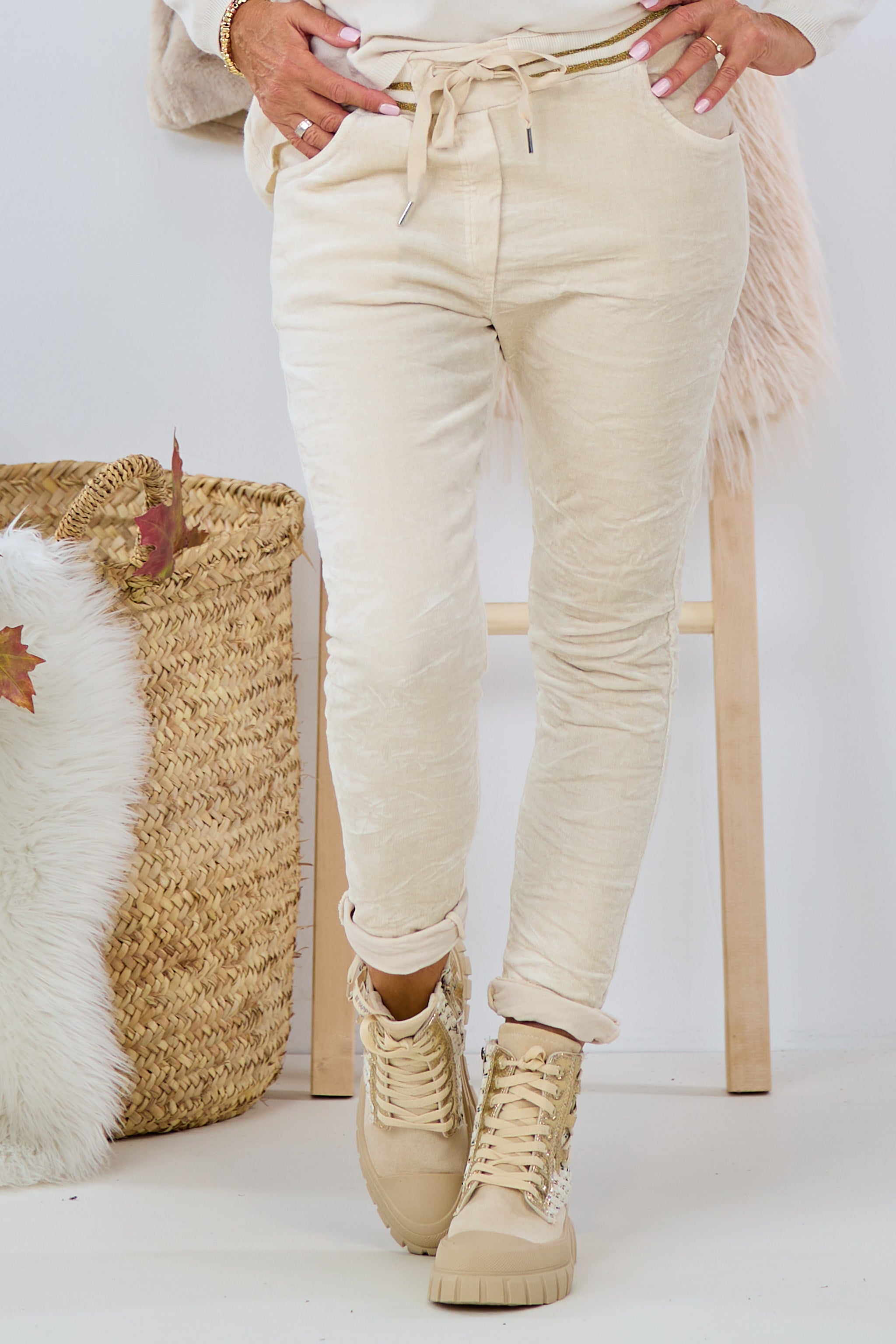 Samtige Hose mit elastischem Bund, beige-gold von Trends & Lifestyle