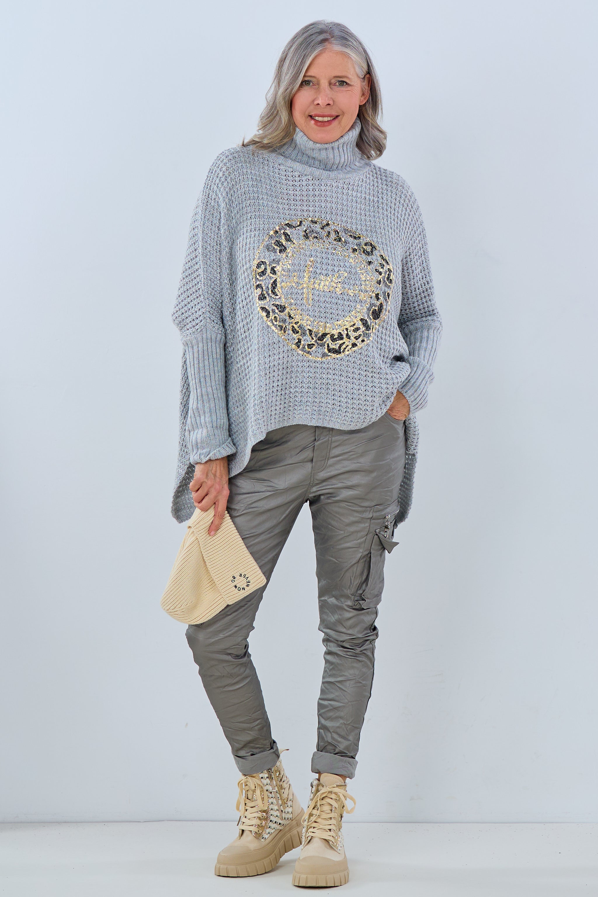 Rollkragenpulli mit goldenem Emblem, grau von Trends & Lifestyle