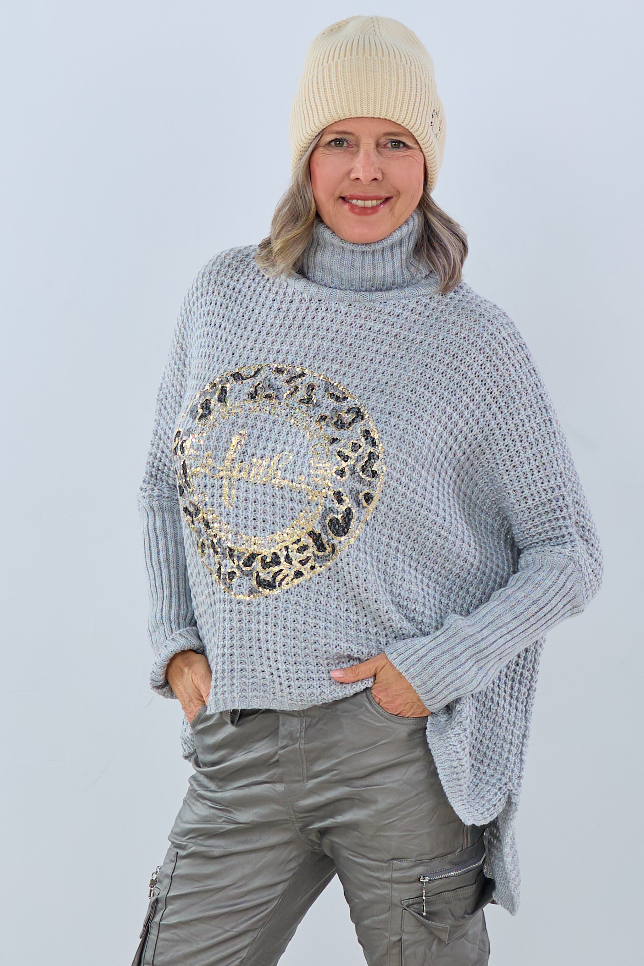 Rollkragenpulli mit goldenem Emblem, grau von Trends & Lifestyle