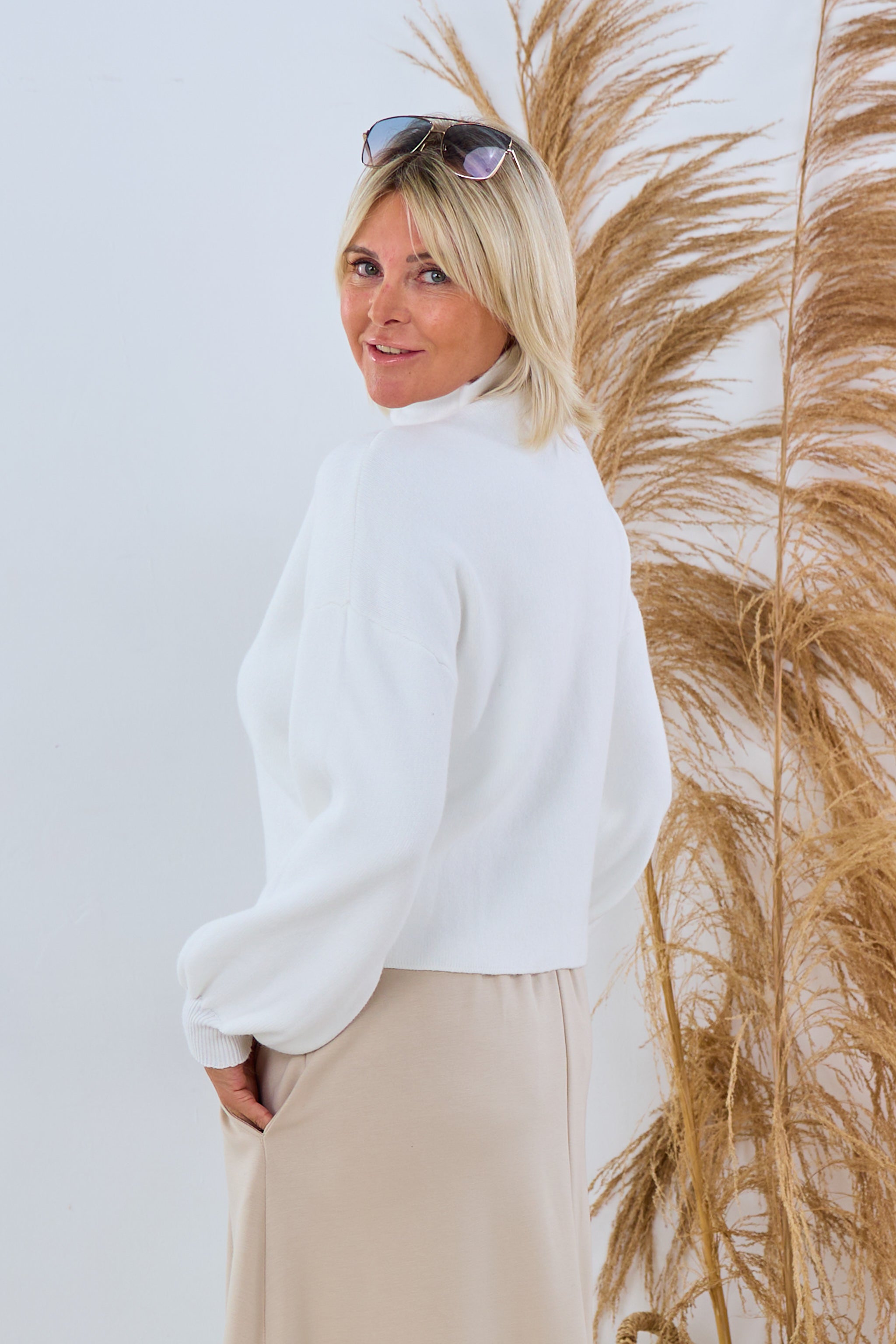 kurzer Pulli mit Turtleneck, ecru von Trends & Lifestyle