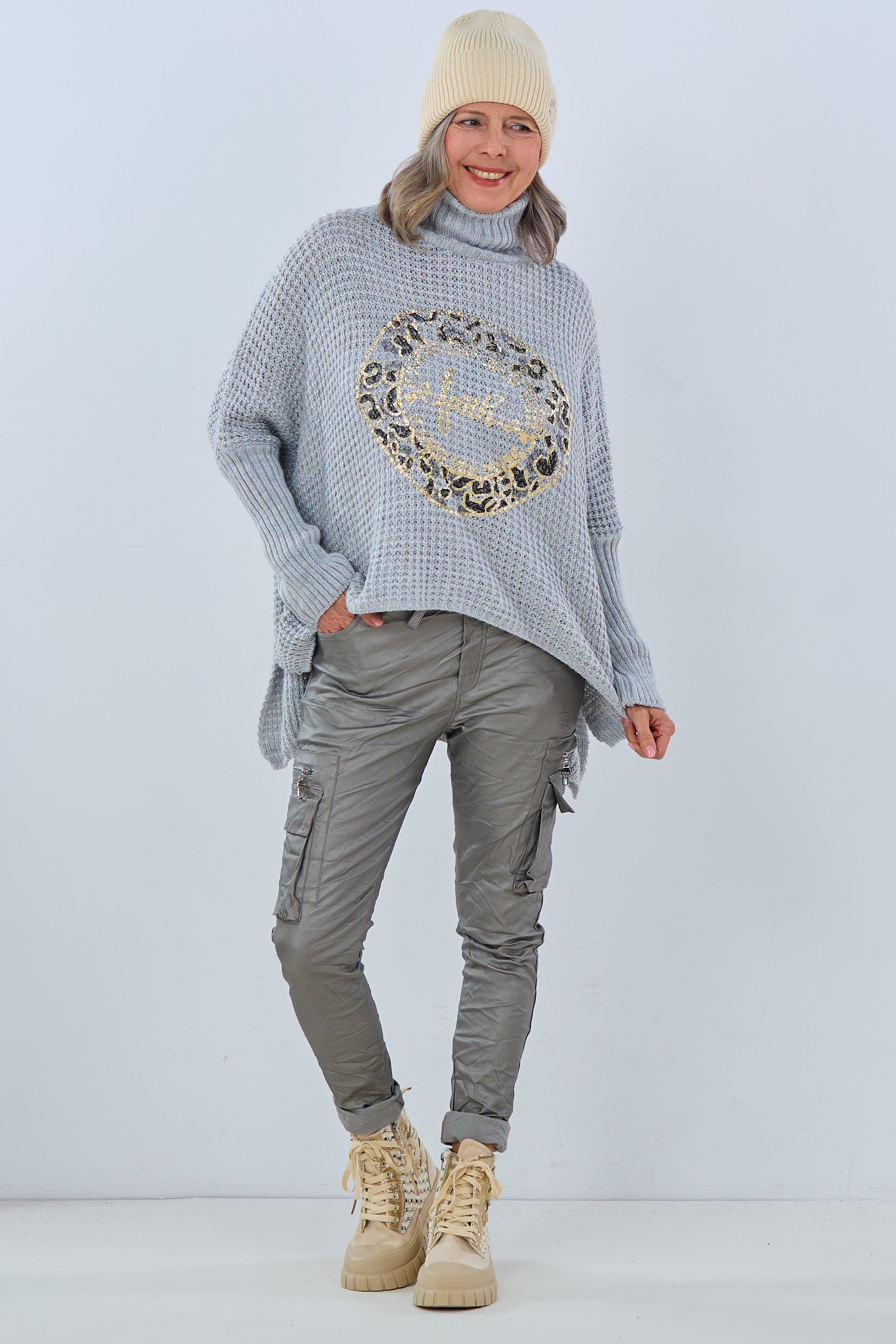 Rollkragenpulli mit goldenem Emblem, grau von Trends & Lifestyle