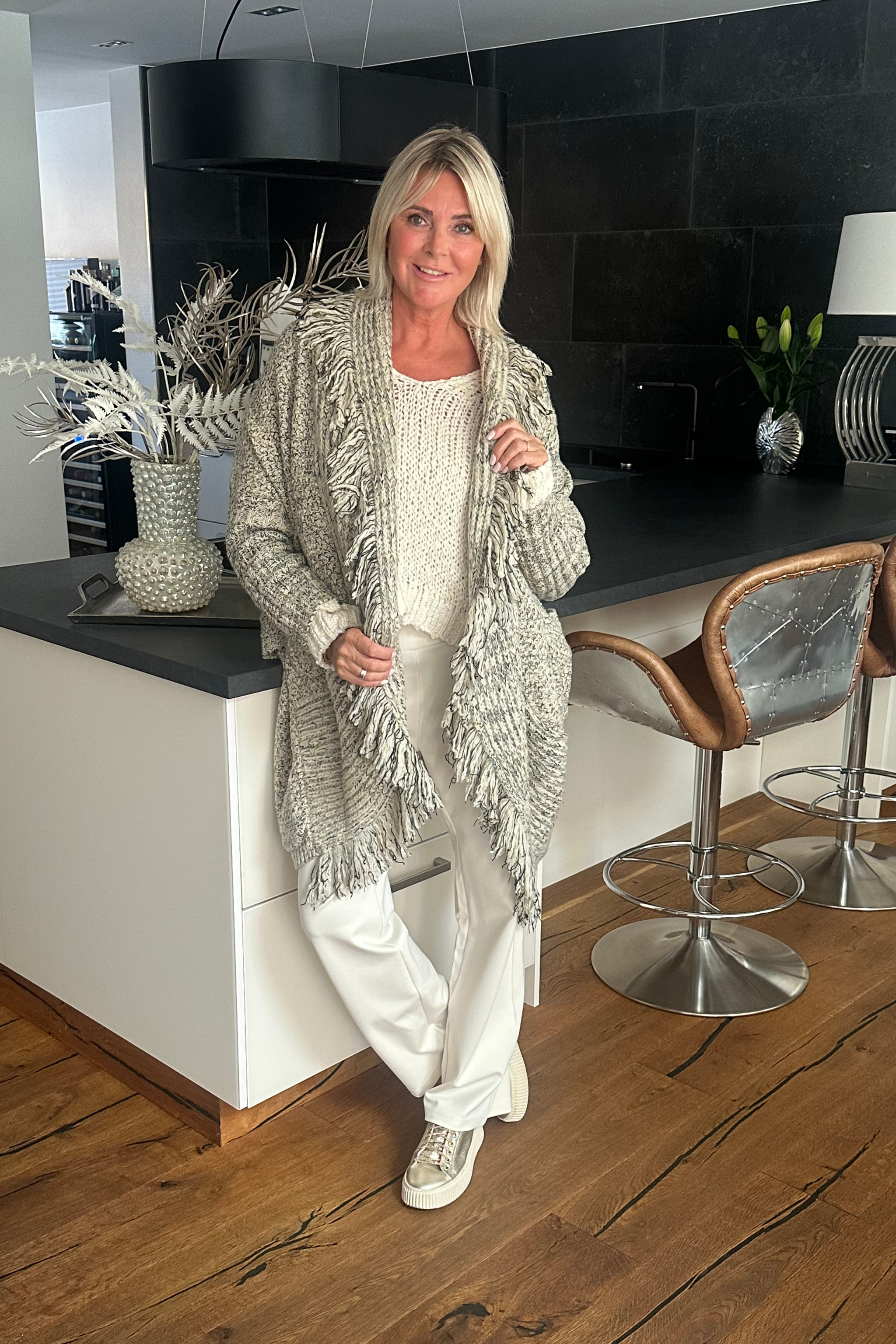 Stylische oversized Strickjacke mit Fransen, beige-schwarz-meliert von Trends & Lifestyle