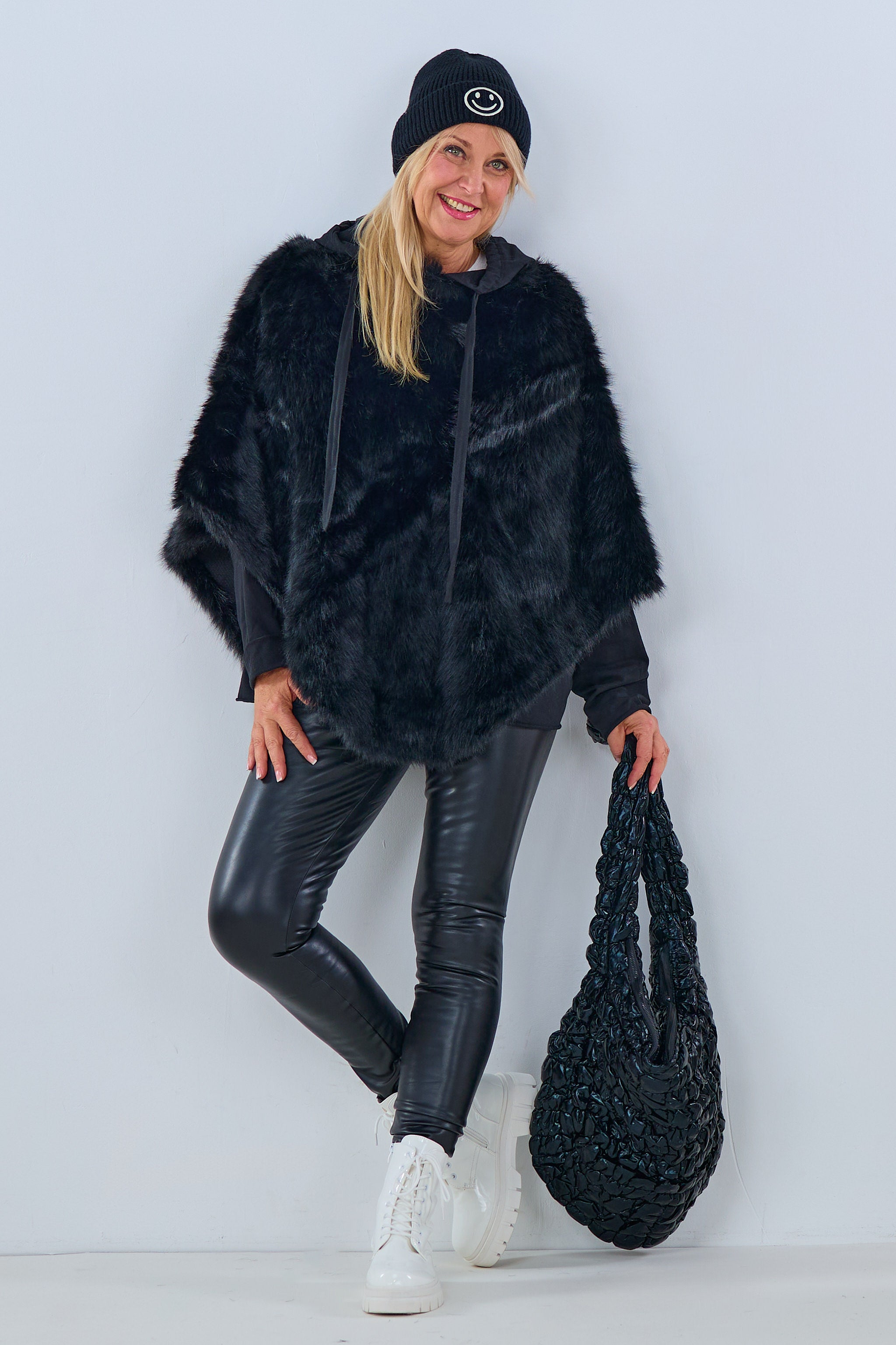 Kunstfell Poncho, schwarz von Trends & Lifestyle