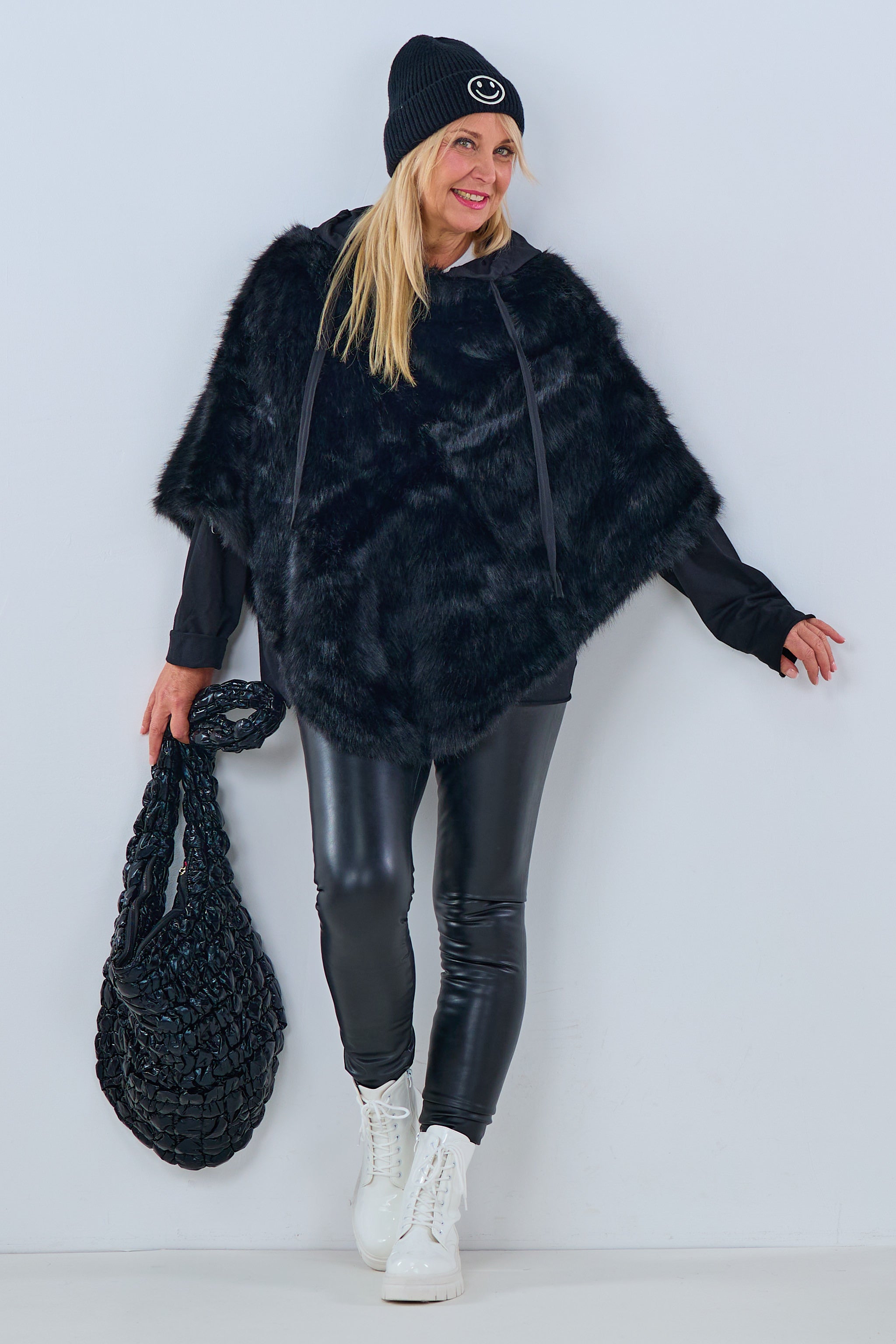 Kunstfell Poncho, schwarz von Trends & Lifestyle