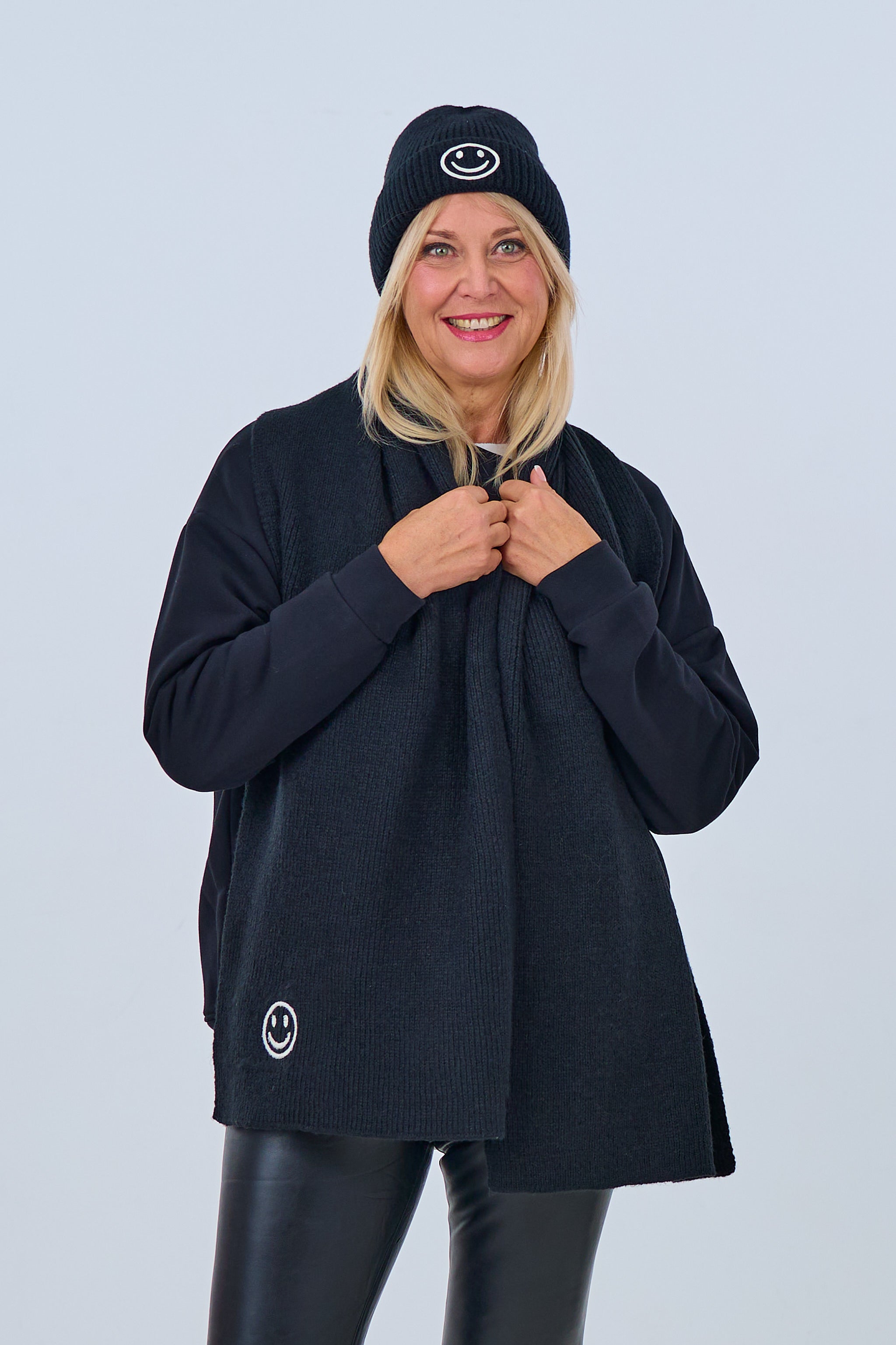 Set Mütze und Schal mit Smiley, schwarz von Trends & Lifestyle