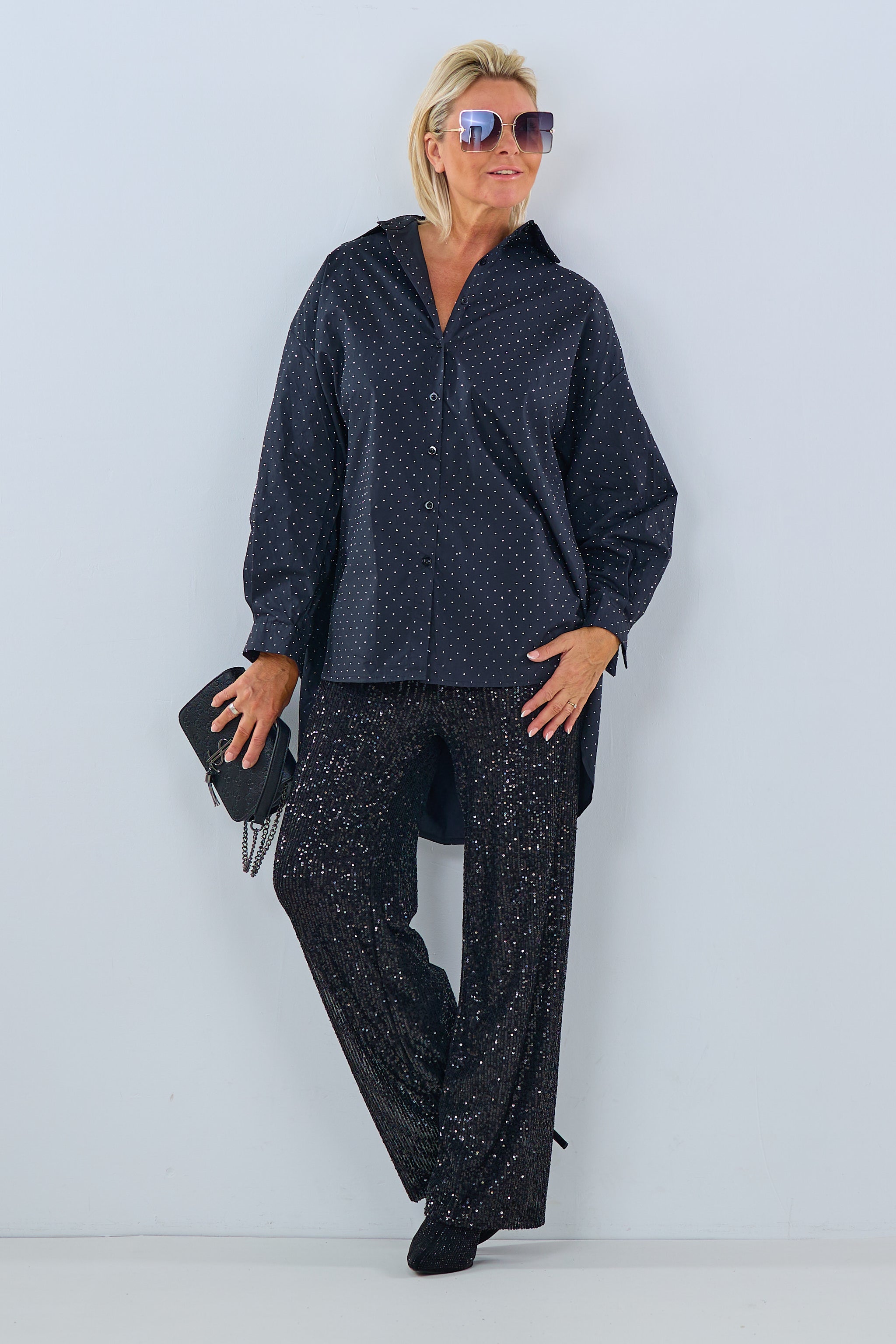 Longbluse mit Strasssteinchen, schwarz von Trends & Lifestyle