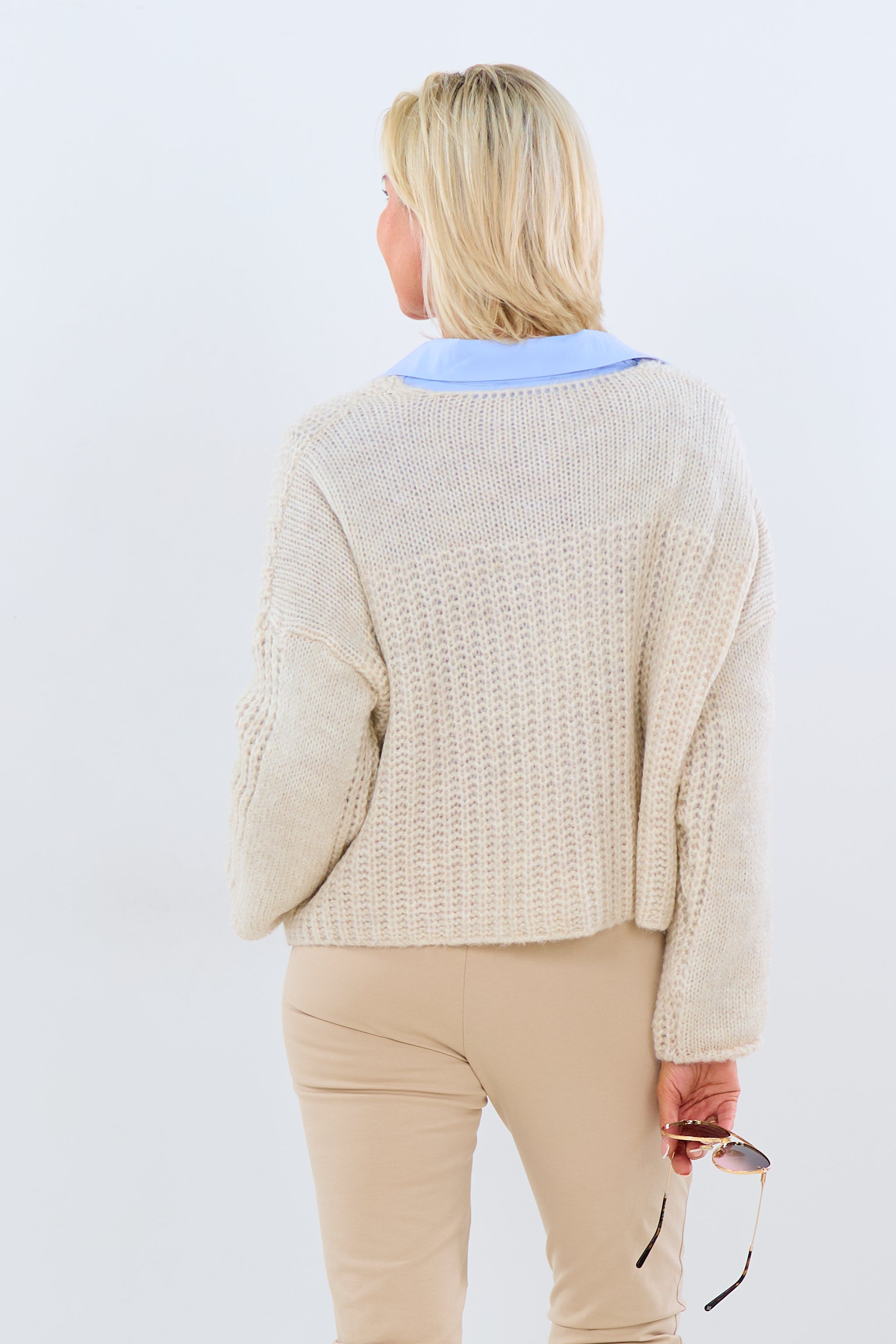 kurzer Strickpulli mit V-Ausschnitt, beige von Trends & Lifestyle