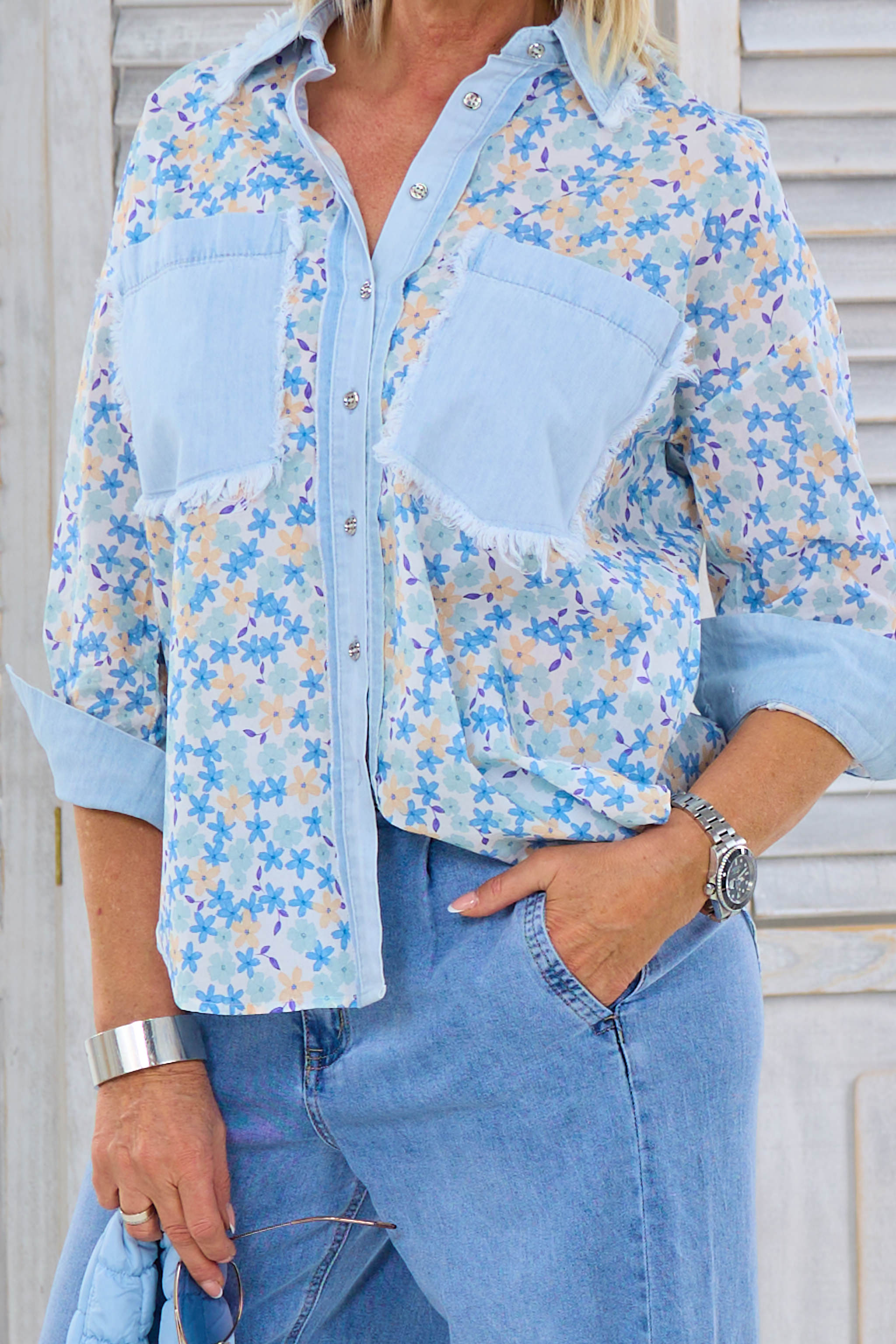 Blumenbluse mit Jeanseinsätzen, hellblau von Trends & Lifestyle Deutschland GmbH