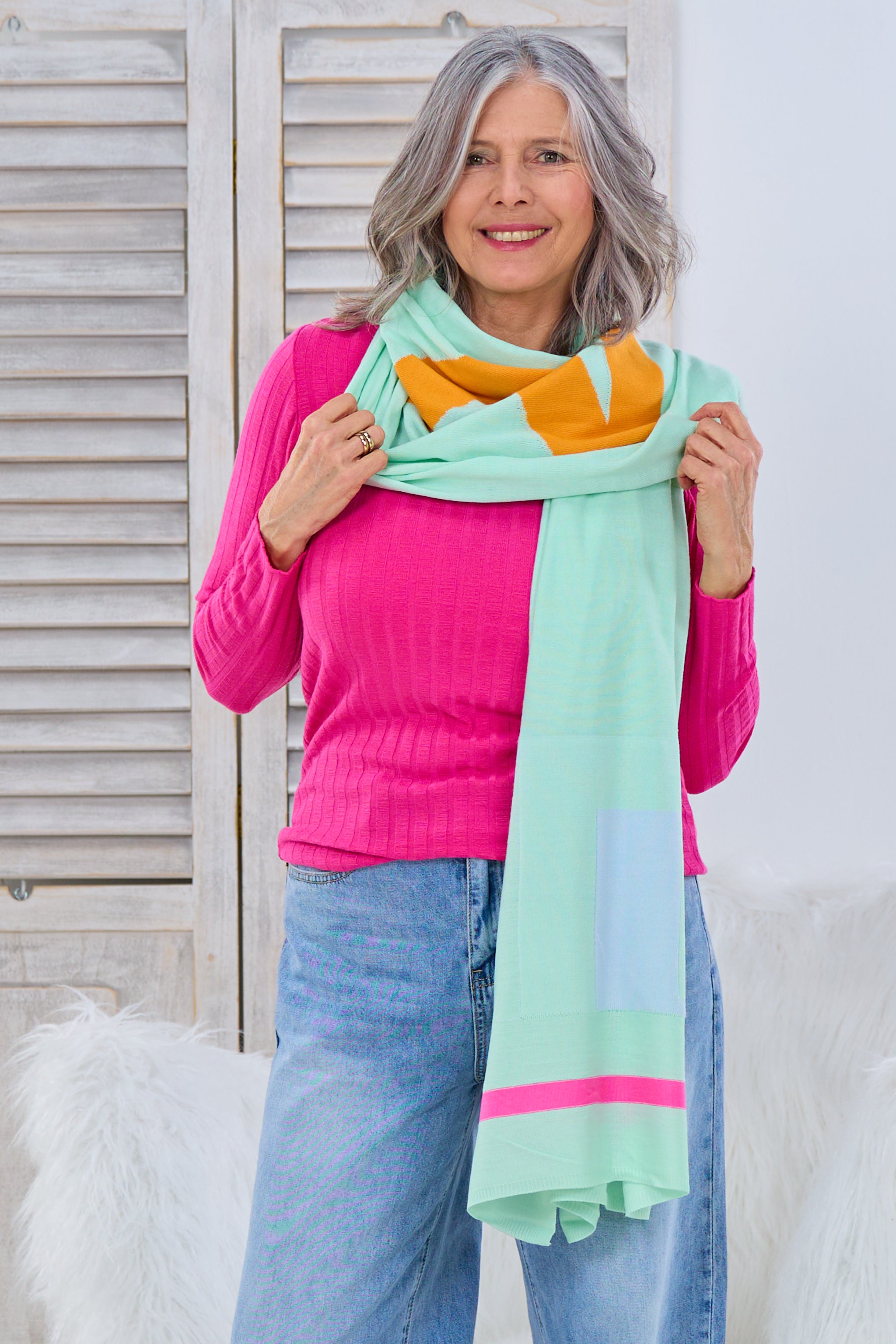 Dünner Strickschal mit SMILE Schriftzug, mint-bunt von Trends & Lifestyle Deutschland GmbH