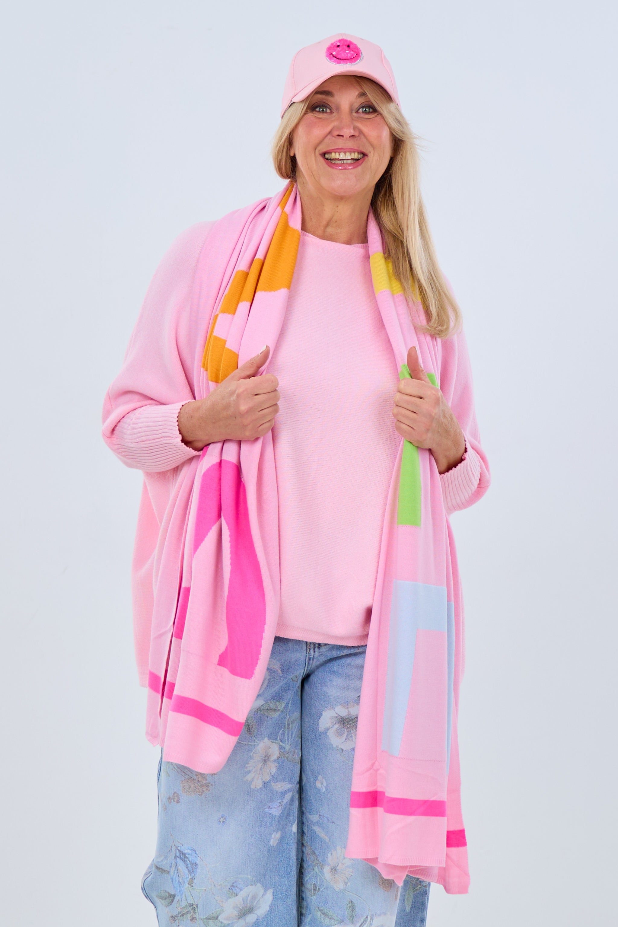 Dünner Strickschal mit SMILE Schriftzug, rosa-bunt von Trends & Lifestyle Deutschland GmbH