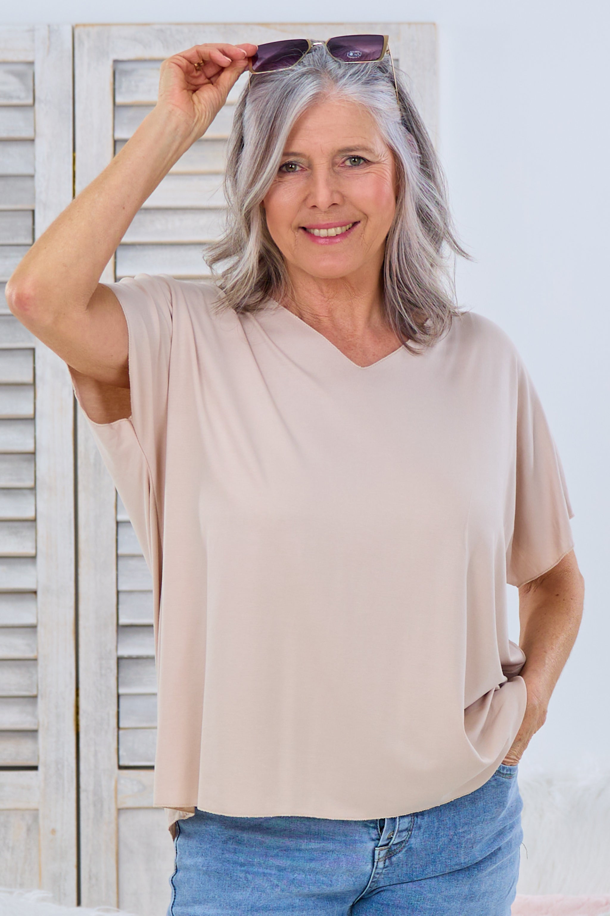 kurzarm Basic Shirt mit V-Ausschnitt, beige von Trends & Lifestyle Deutschland GmbH