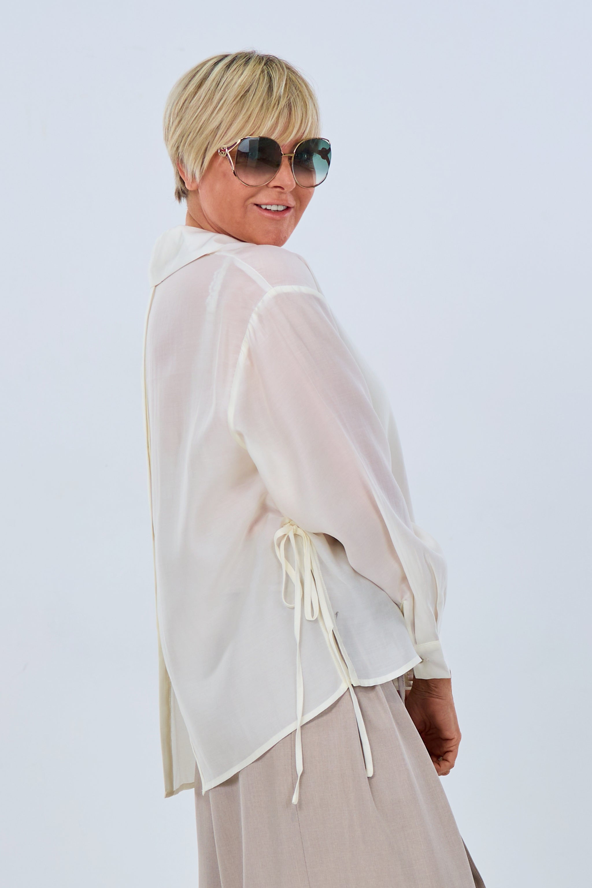 transparente Bluse mit seitlicher Raffung, creme von Trends & Lifestyle Deutschland GmbH