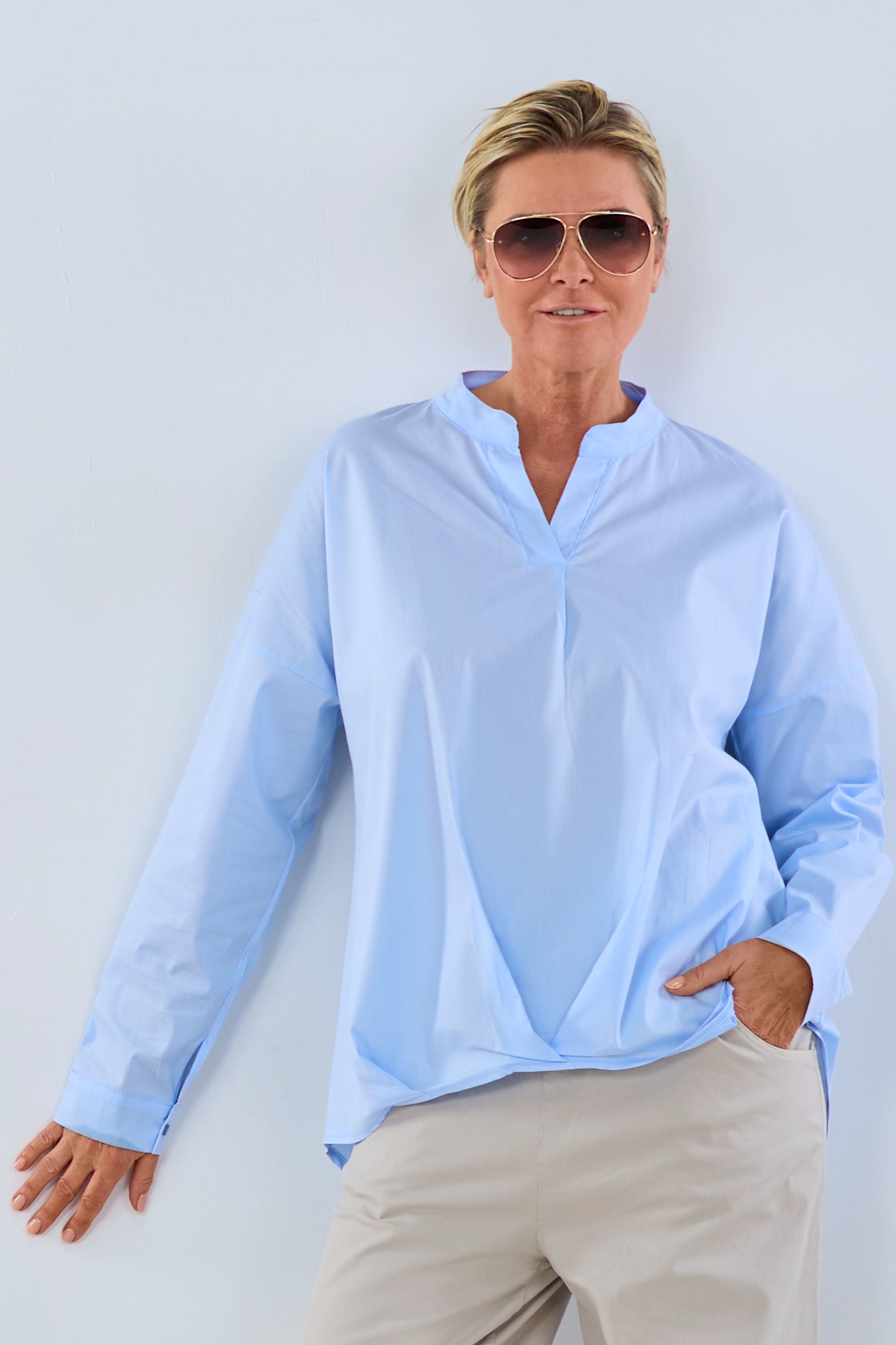 Bluse mit Abnähern am Abschluss, hellblau von Trends & Lifestyle Deutschland GmbH