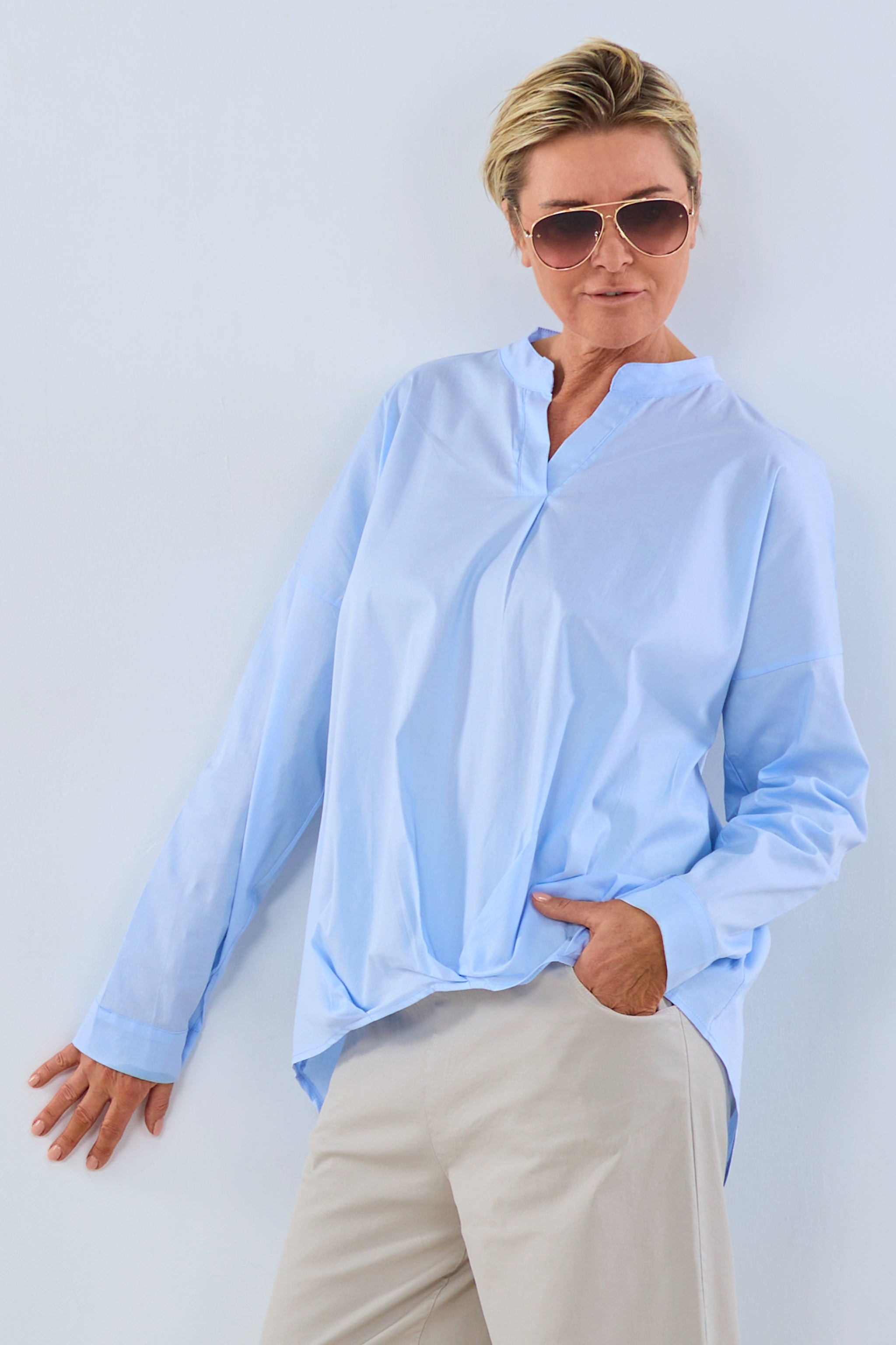 Bluse mit Abnähern am Abschluss, hellblau von Trends & Lifestyle Deutschland GmbH