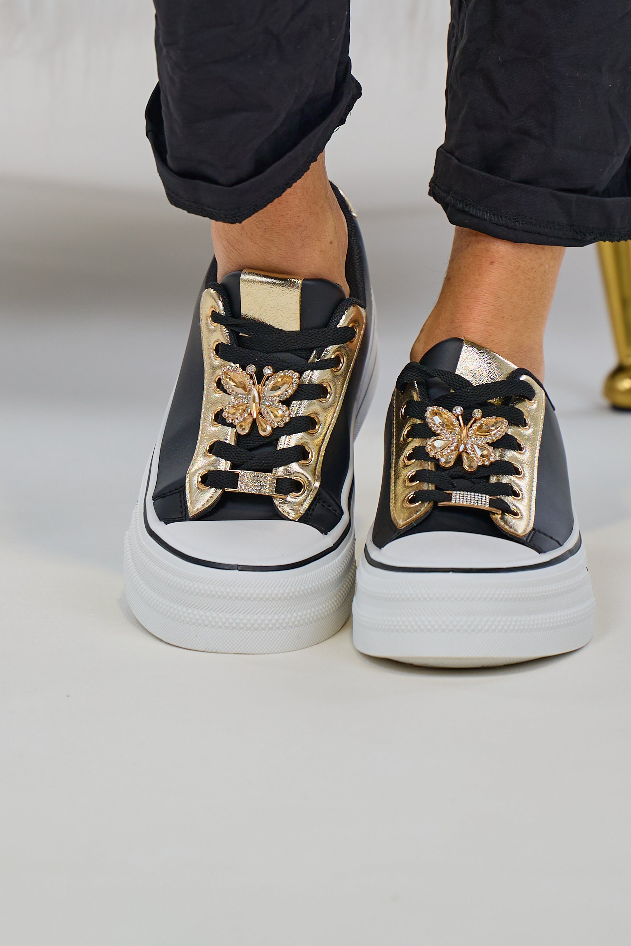 Sneaker mit Schmuckelementen, schwarz-weiß-gold von Trends & Lifestyle Deutschland GmbH