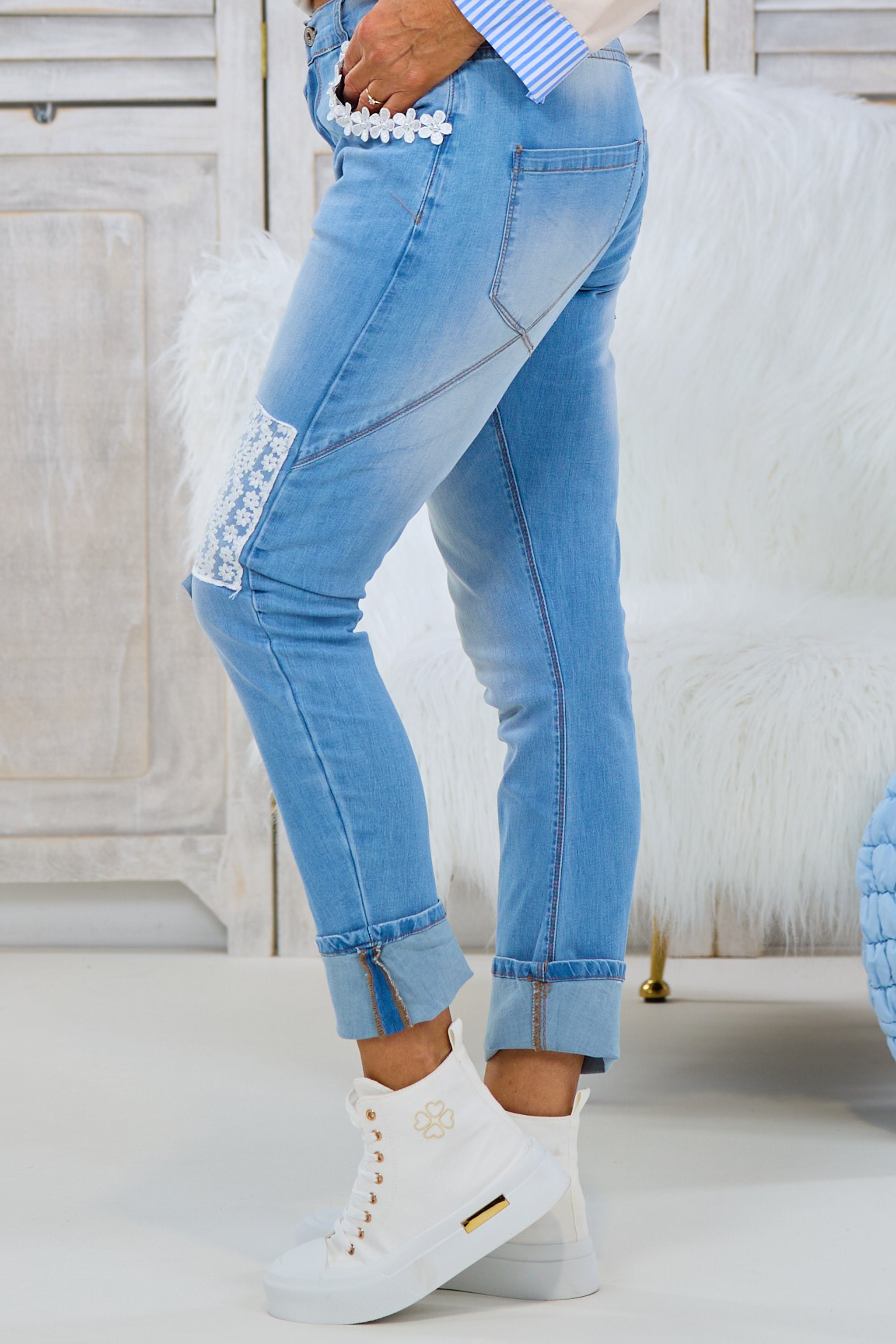 Jeans mit Blumenbordüre, hellblau-weiß von Trends & Lifestyle Deutschland GmbH