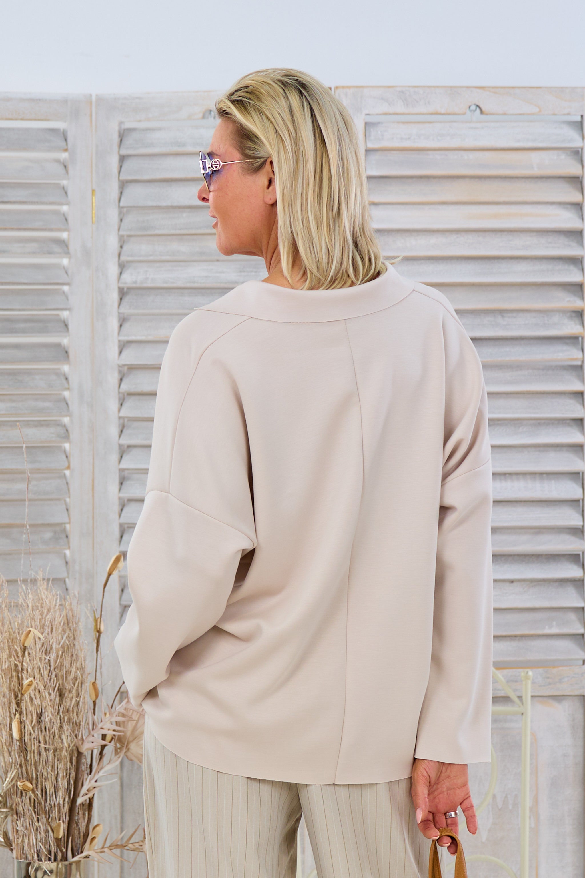 Weiches Shirt mit V-Ausschnitt und Kragen, beige von Trends & Lifestyle Deutschland GmbH