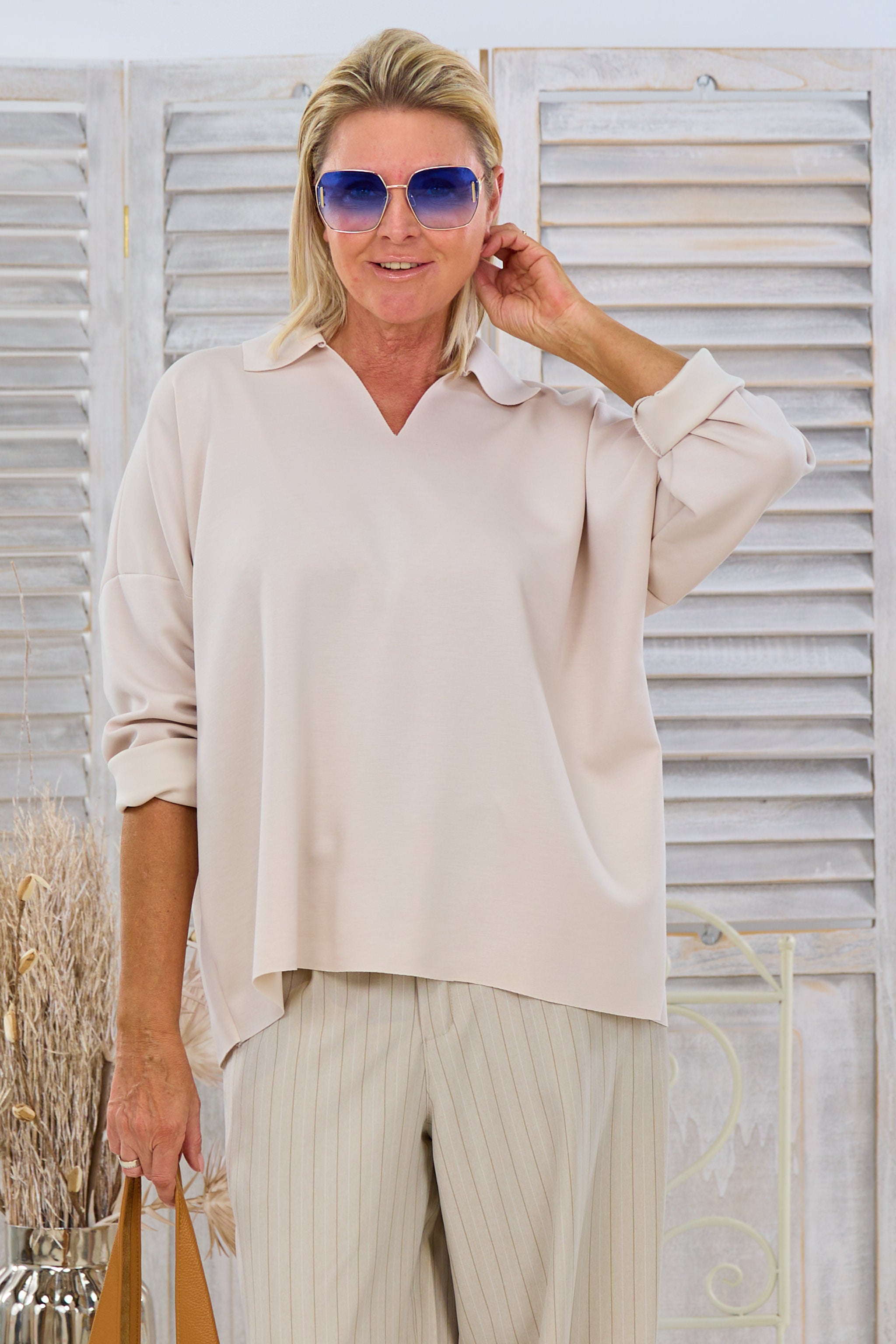 Weiches Shirt mit V-Ausschnitt und Kragen, beige von Trends & Lifestyle Deutschland GmbH