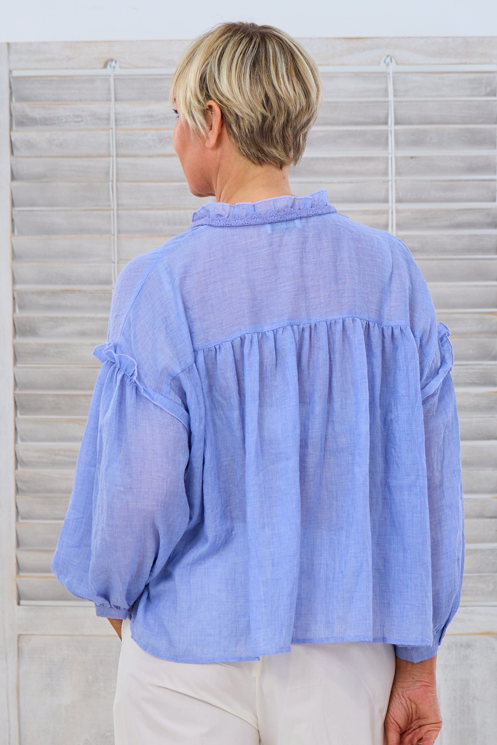 Rüschenbluse mit Spitzeneinsatz, blau von Trends & Lifestyle Deutschland GmbH