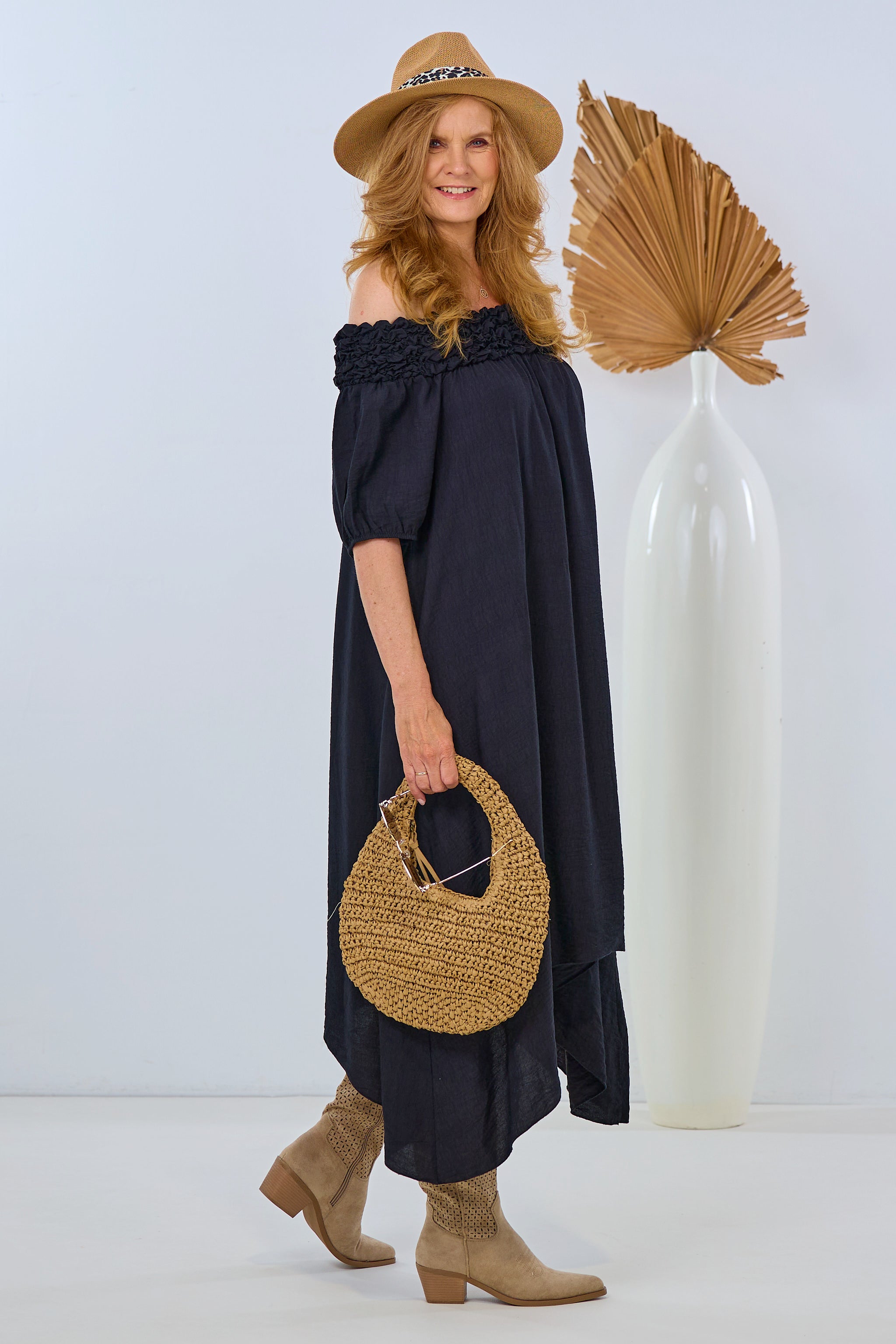 langes Kleid mit gekräuseltem Ausschnitt, schwarz