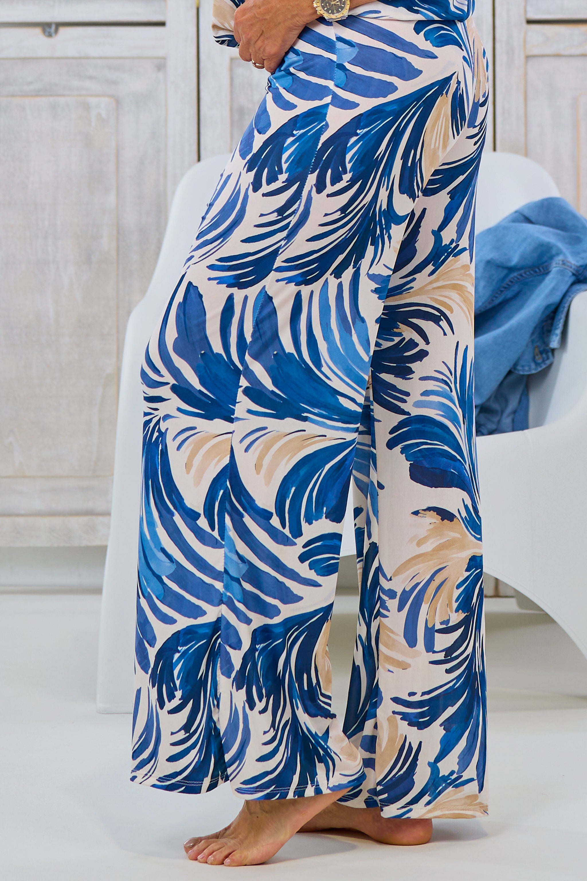 weich fallende Hose mit Farn-Muster, blau-beige-ecru von Trends & Lifestyle Deutschland GmbH