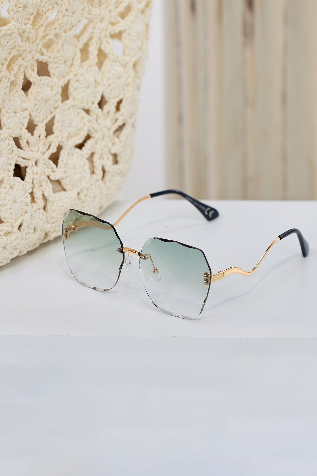 Stylish sunglasses with curved temples, see variants