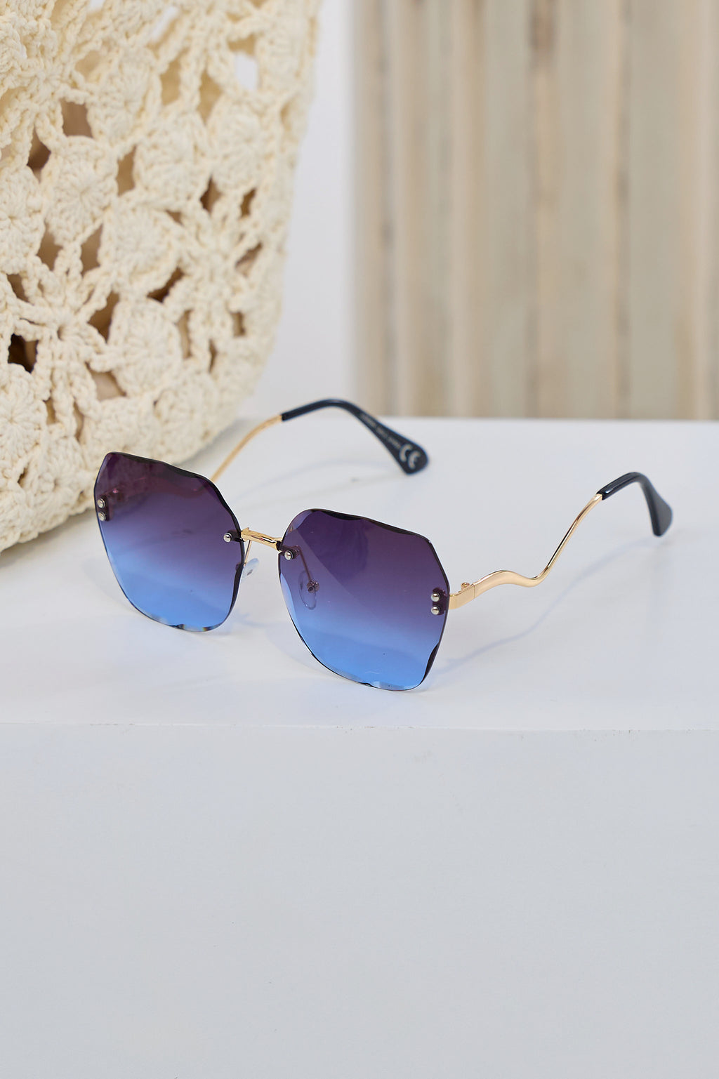 Stylish sunglasses with curved temples, see variants