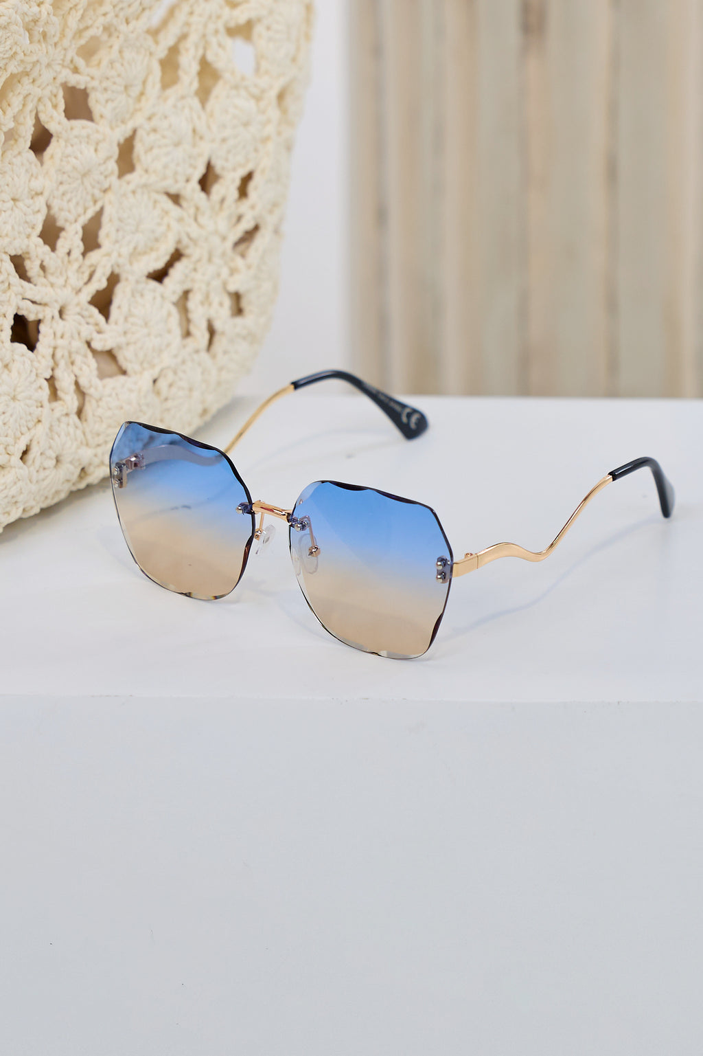 Stylish sunglasses with curved temples, see variants