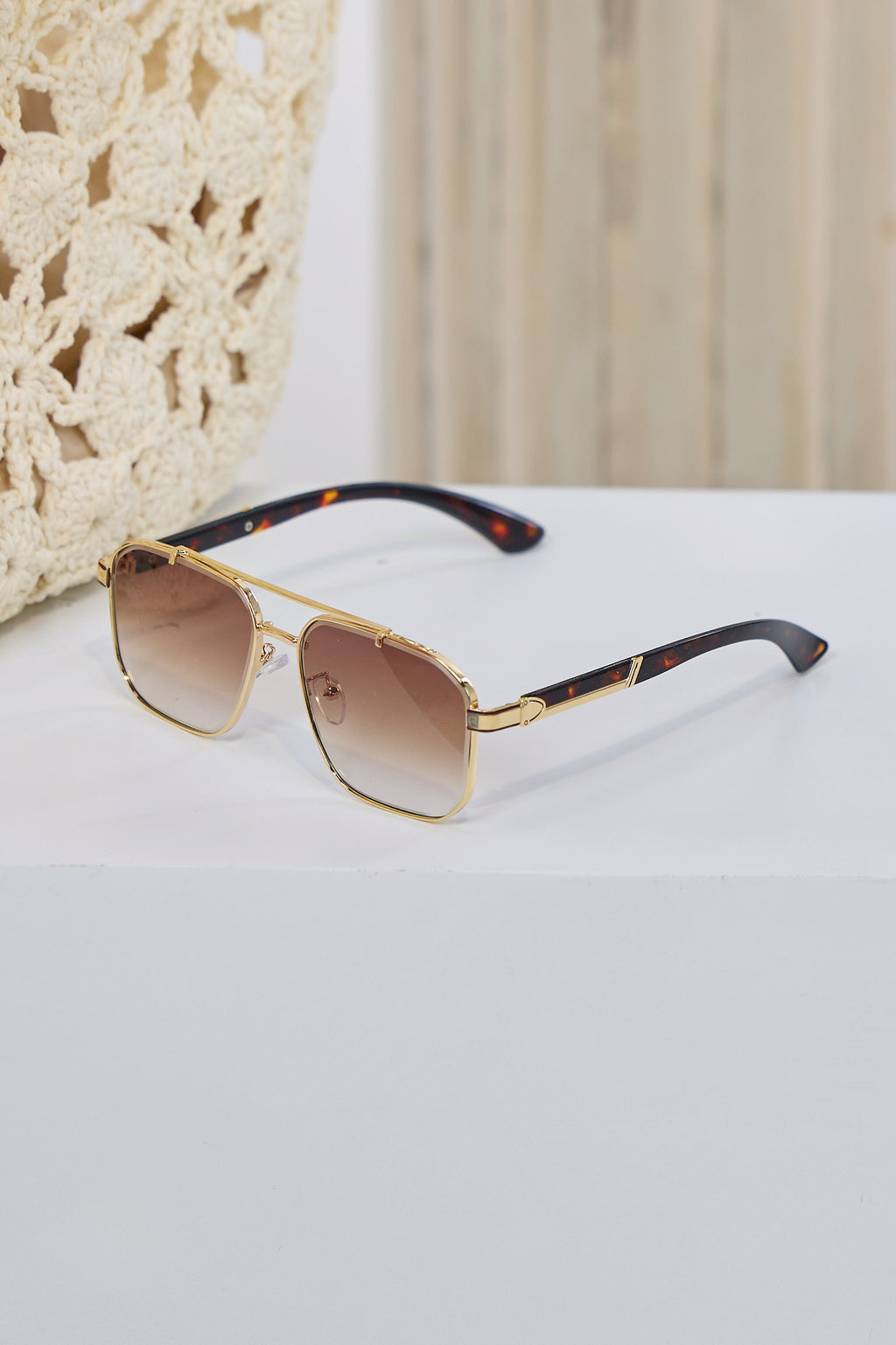 Stylish pilot-style sunglasses, see variants
