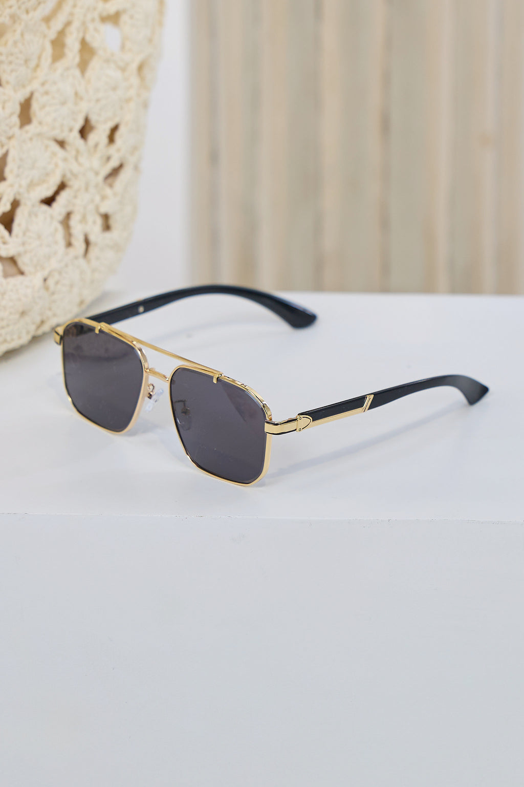 Stylish pilot-style sunglasses, see variants