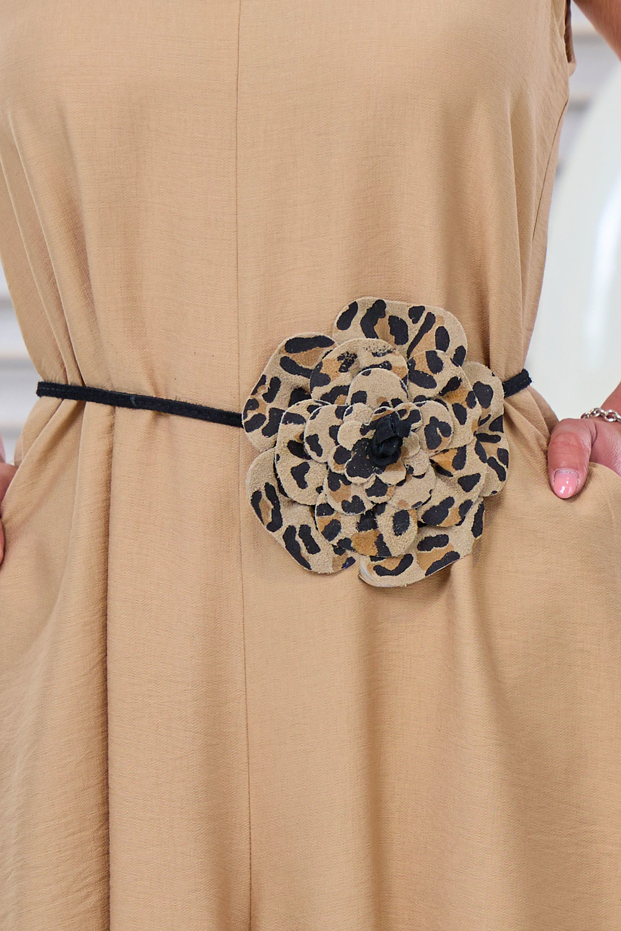 Lederband/Gürtel mit Blume, schwarz-taupe von Trends & Lifestyle Deutschland GmbH