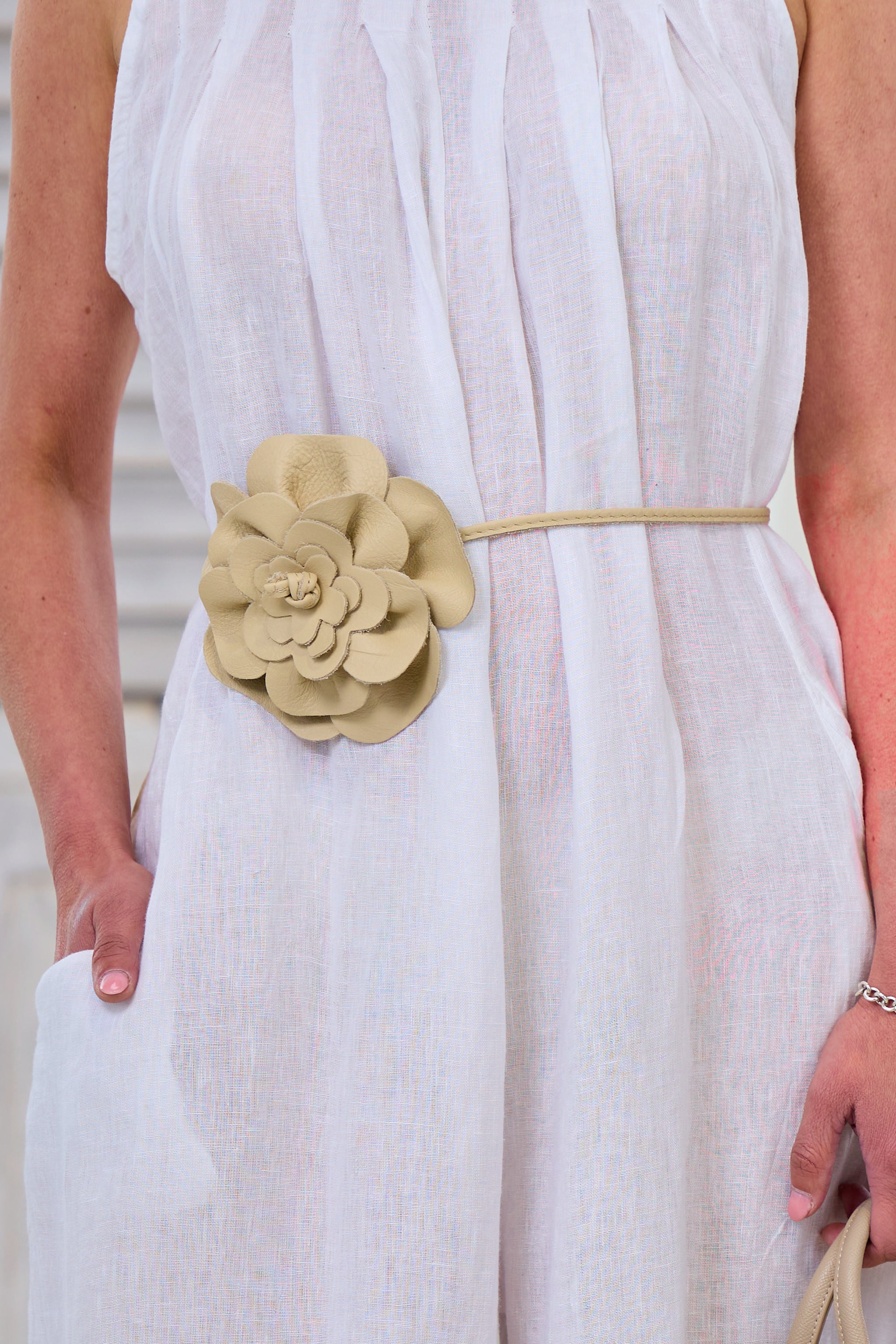 Lederband/Gürtel mit Blume, beige von Trends & Lifestyle Deutschland GmbH