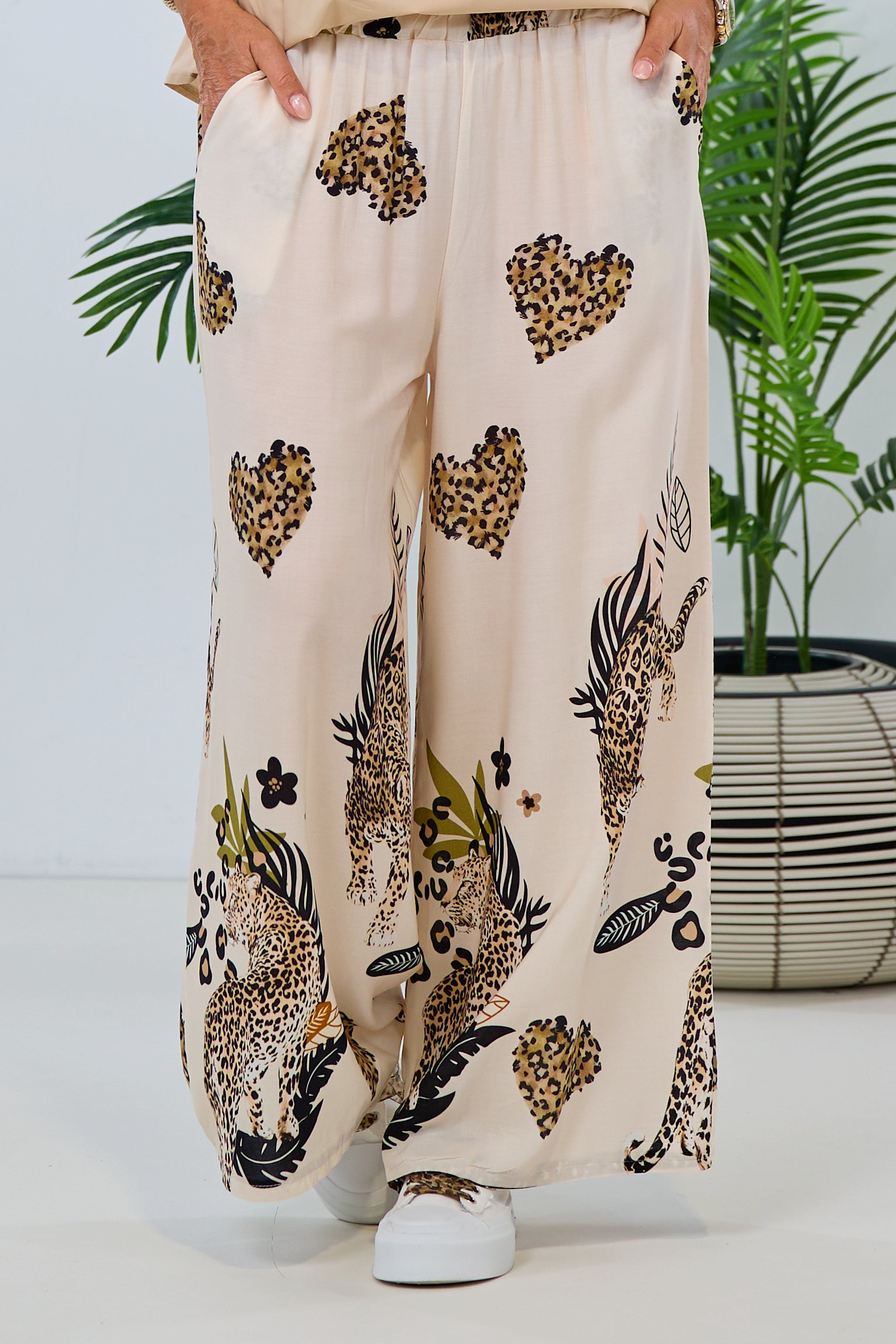 Leichte Hose mit animal print, beige-schwarz von Trends & Lifestyle Deutschland GmbH