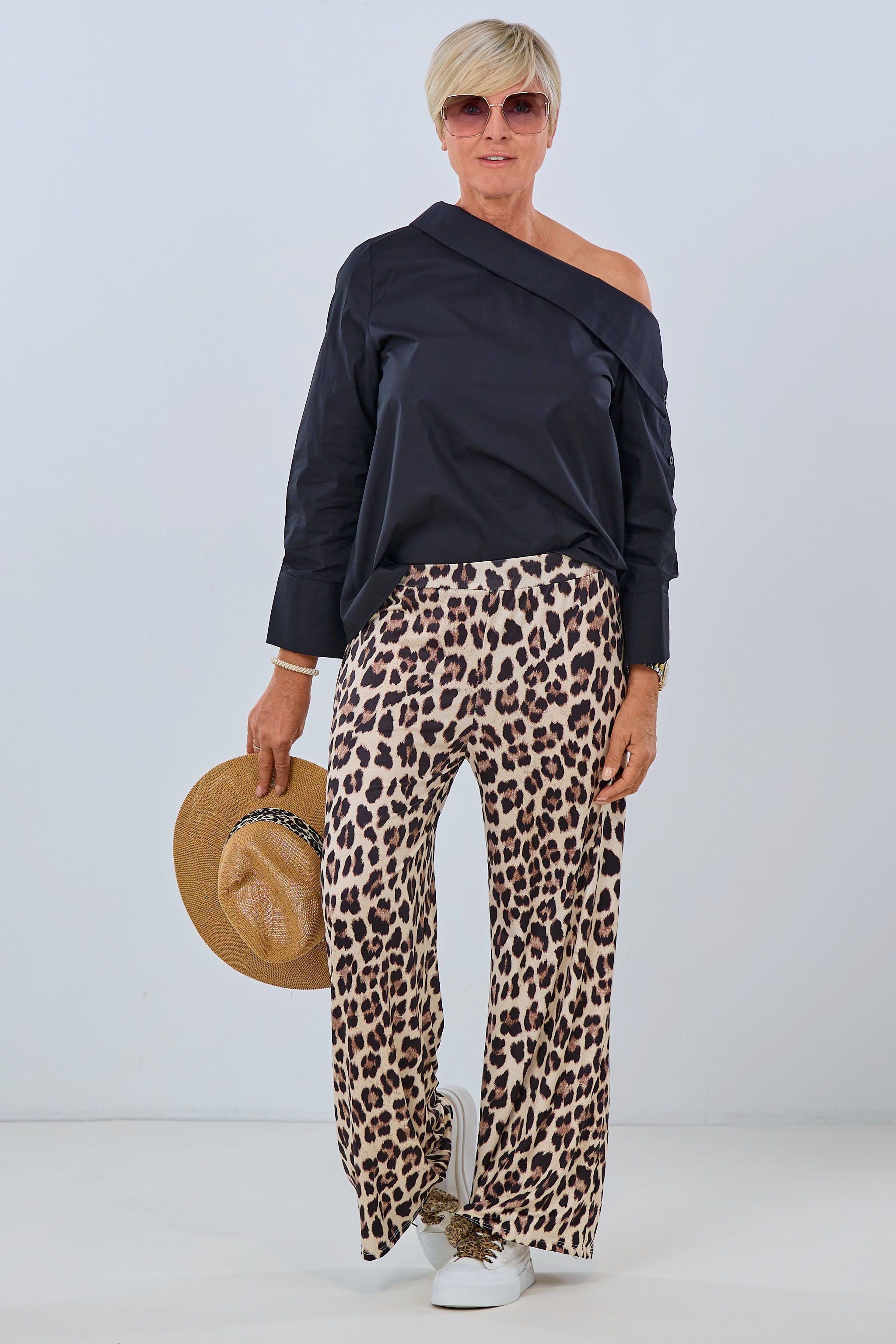 Bluse mit asymmetrischem Kragen, schwarz von Trends & Lifestyle Deutschland GmbH