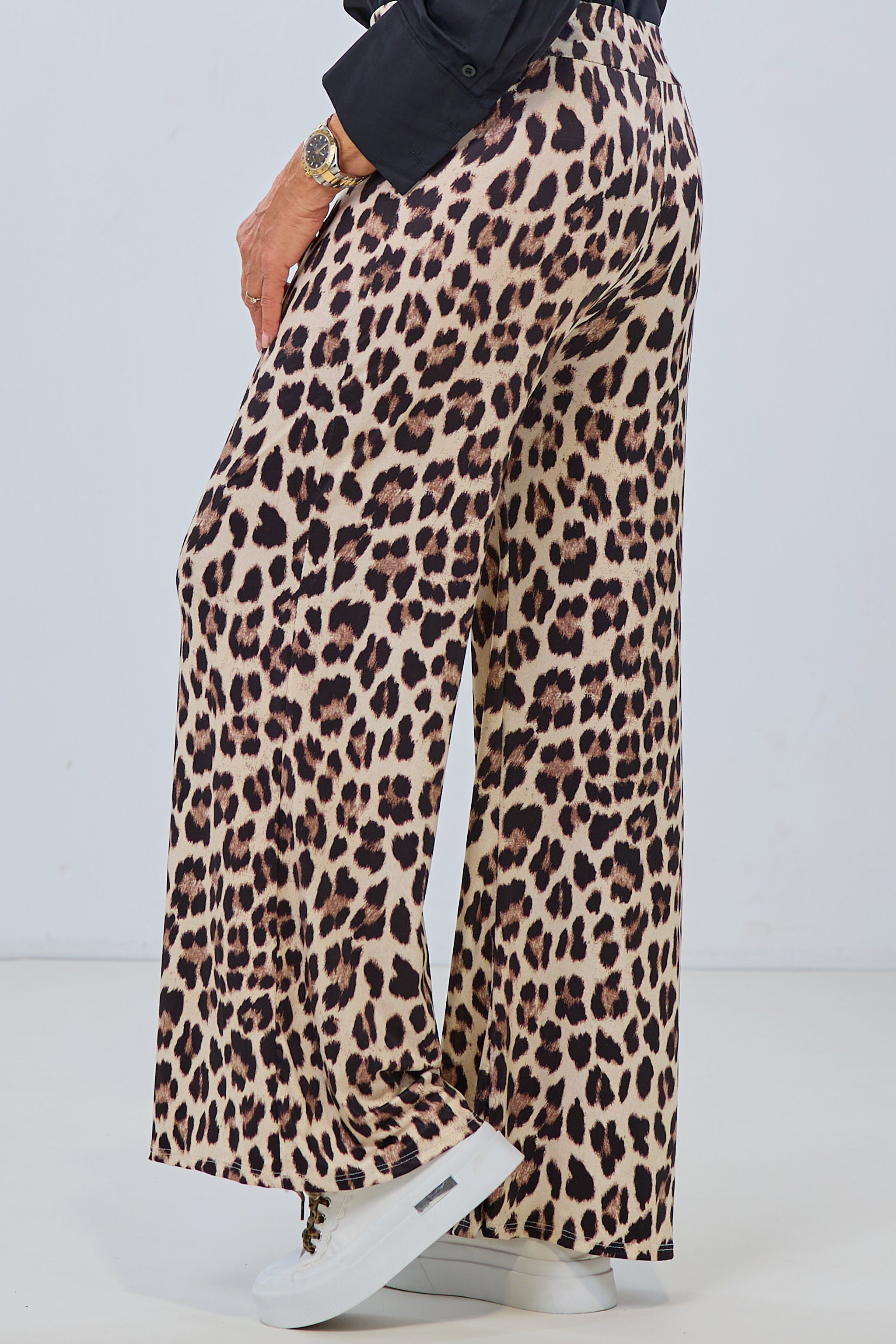 weich fallende Hose mit Leo Muster, beige-schwarz von Trends & Lifestyle Deutschland GmbH