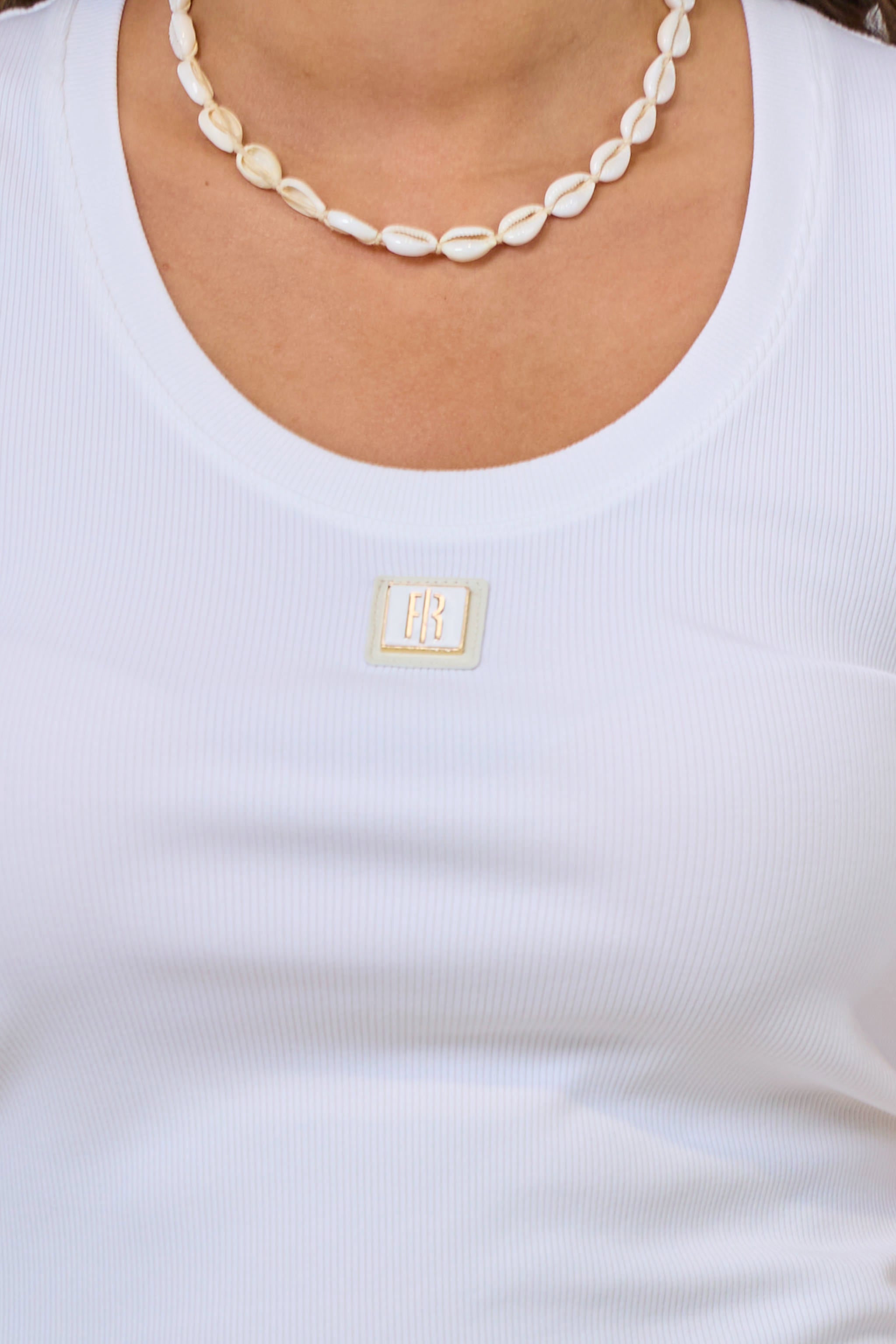Geripptes Top mit Logo, weiß