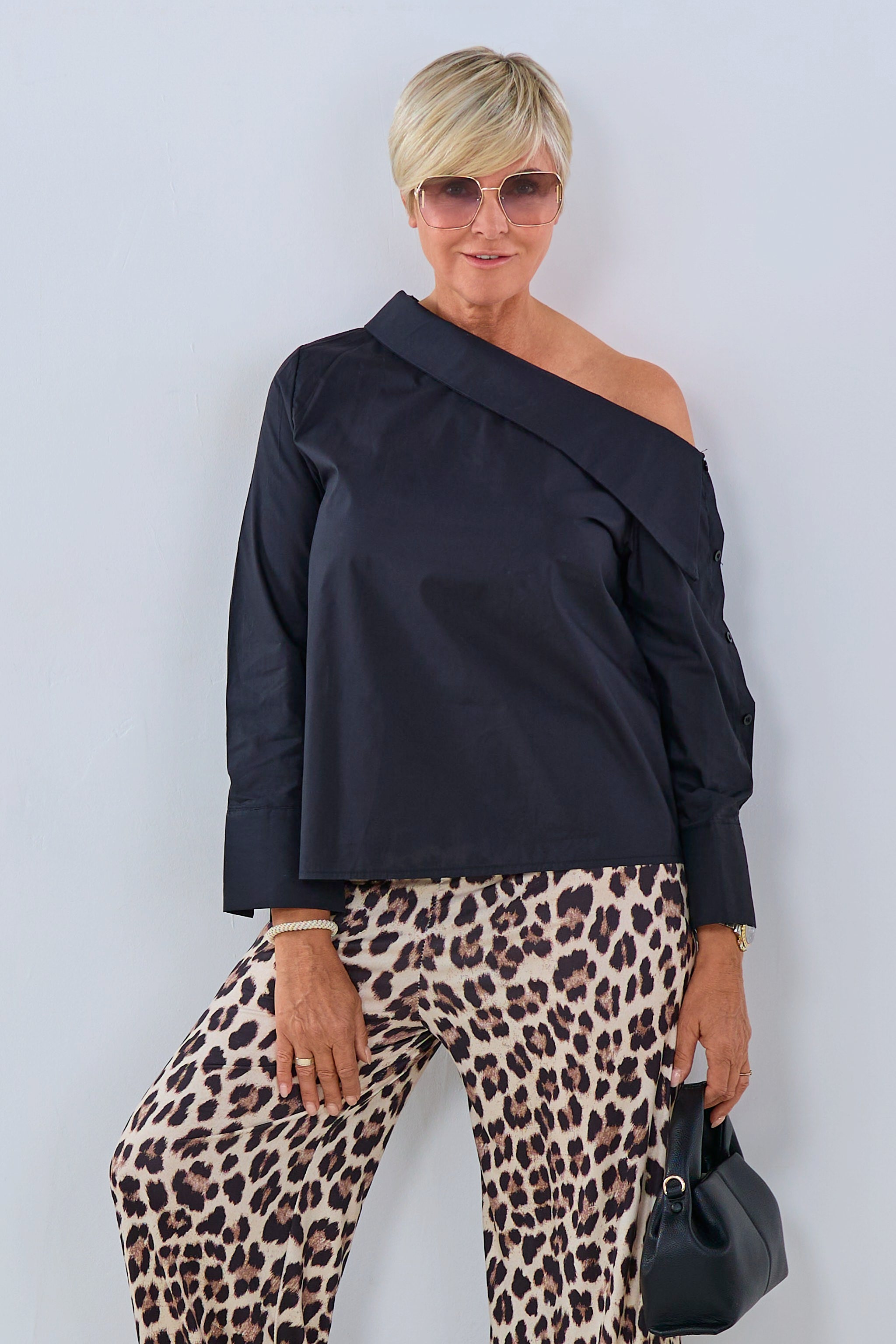 Bluse mit asymmetrischem Kragen, schwarz von Trends & Lifestyle Deutschland GmbH