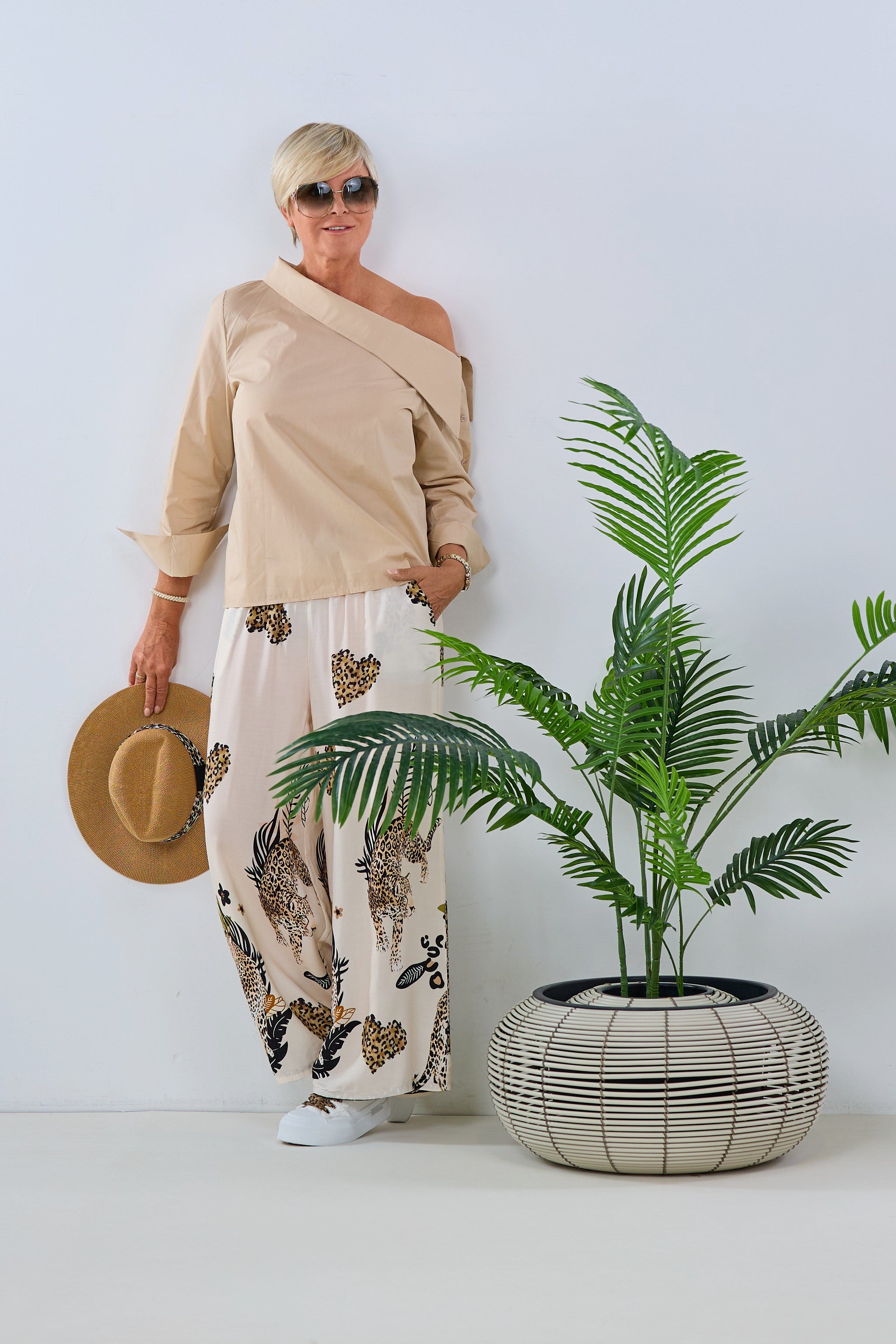 Bluse mit asymmetrischem Kragen, beige von Trends & Lifestyle Deutschland GmbH