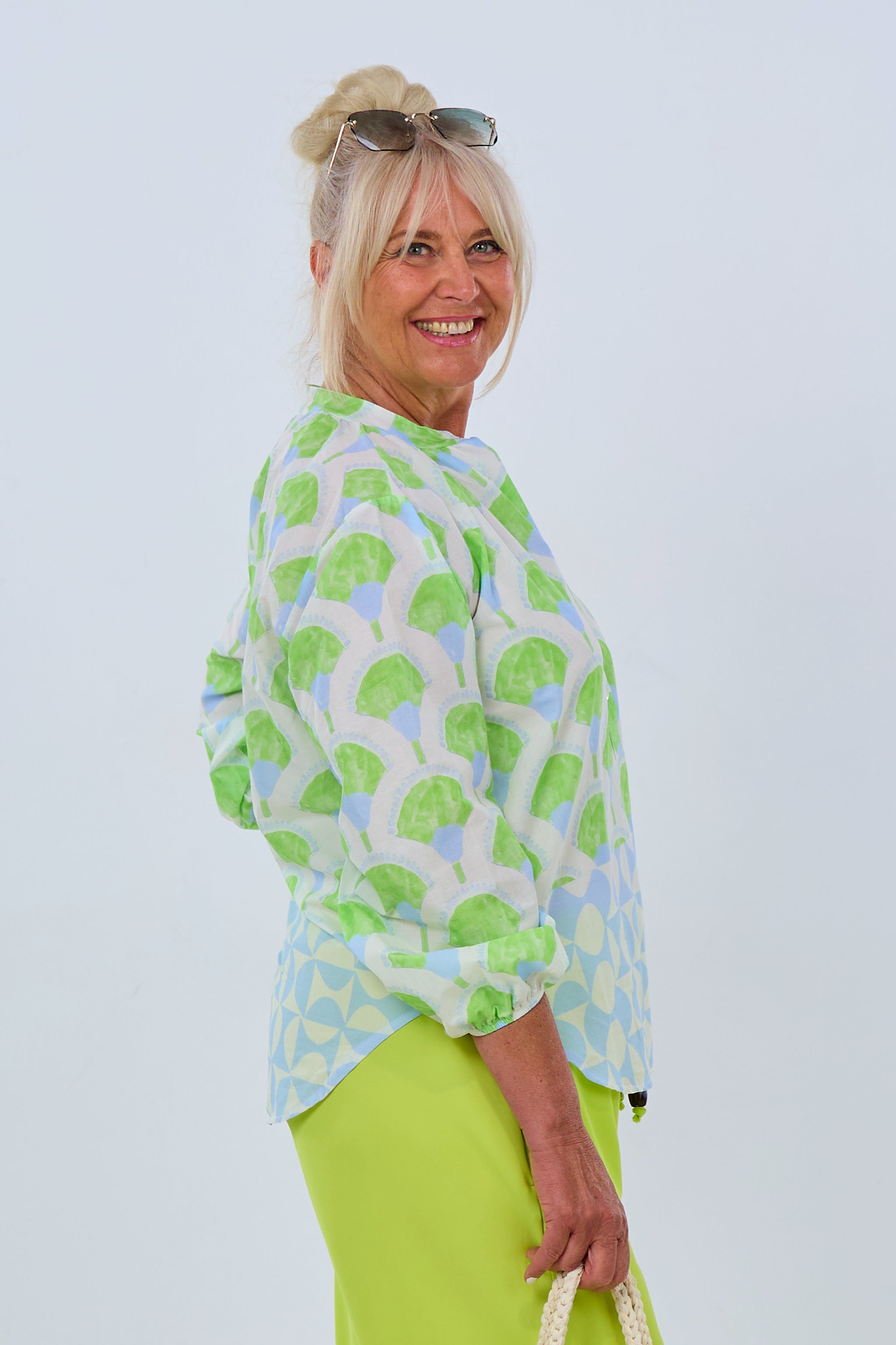 Bluse mit Fantasy-Print, kiwi-hellblau von Trends & Lifestyle Deutschland GmbH