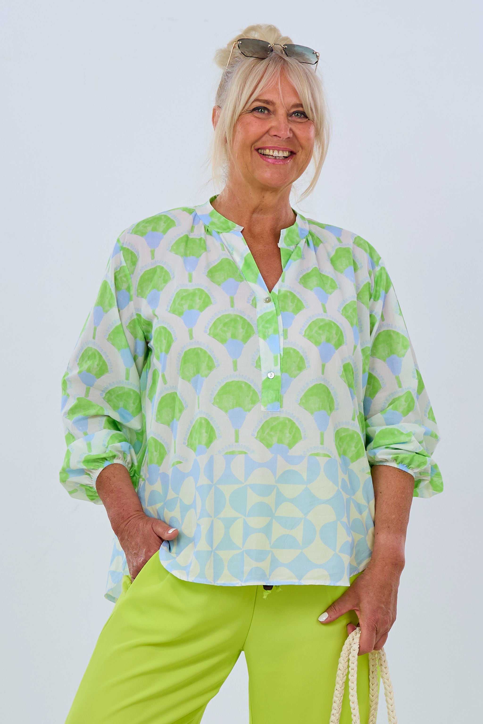 Bluse mit Fantasy-Print, kiwi-hellblau von Trends & Lifestyle Deutschland GmbH