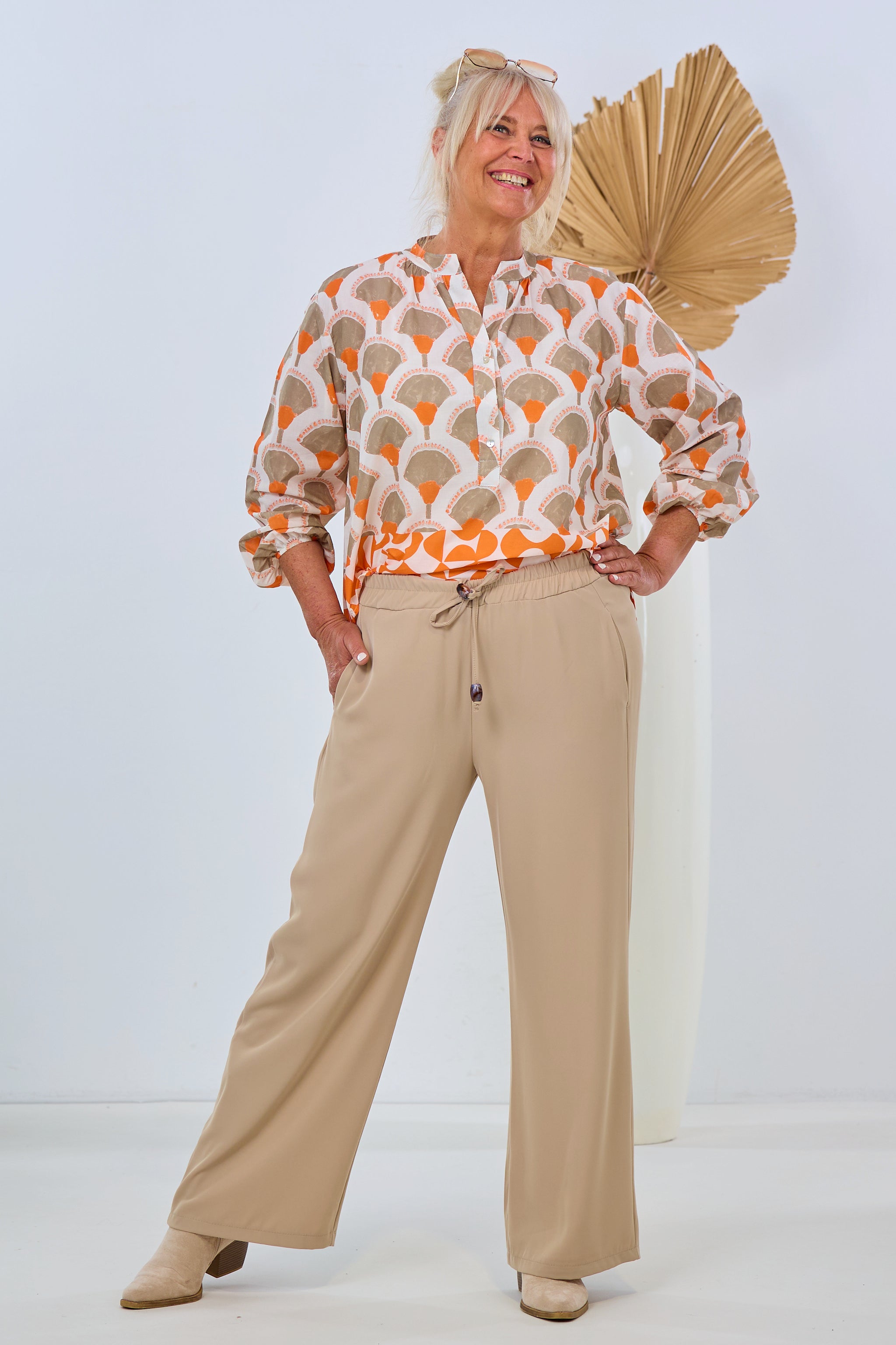 weite Stoffhose mit Zierbändchen-groß, beige von Trends & Lifestyle Deutschland GmbH