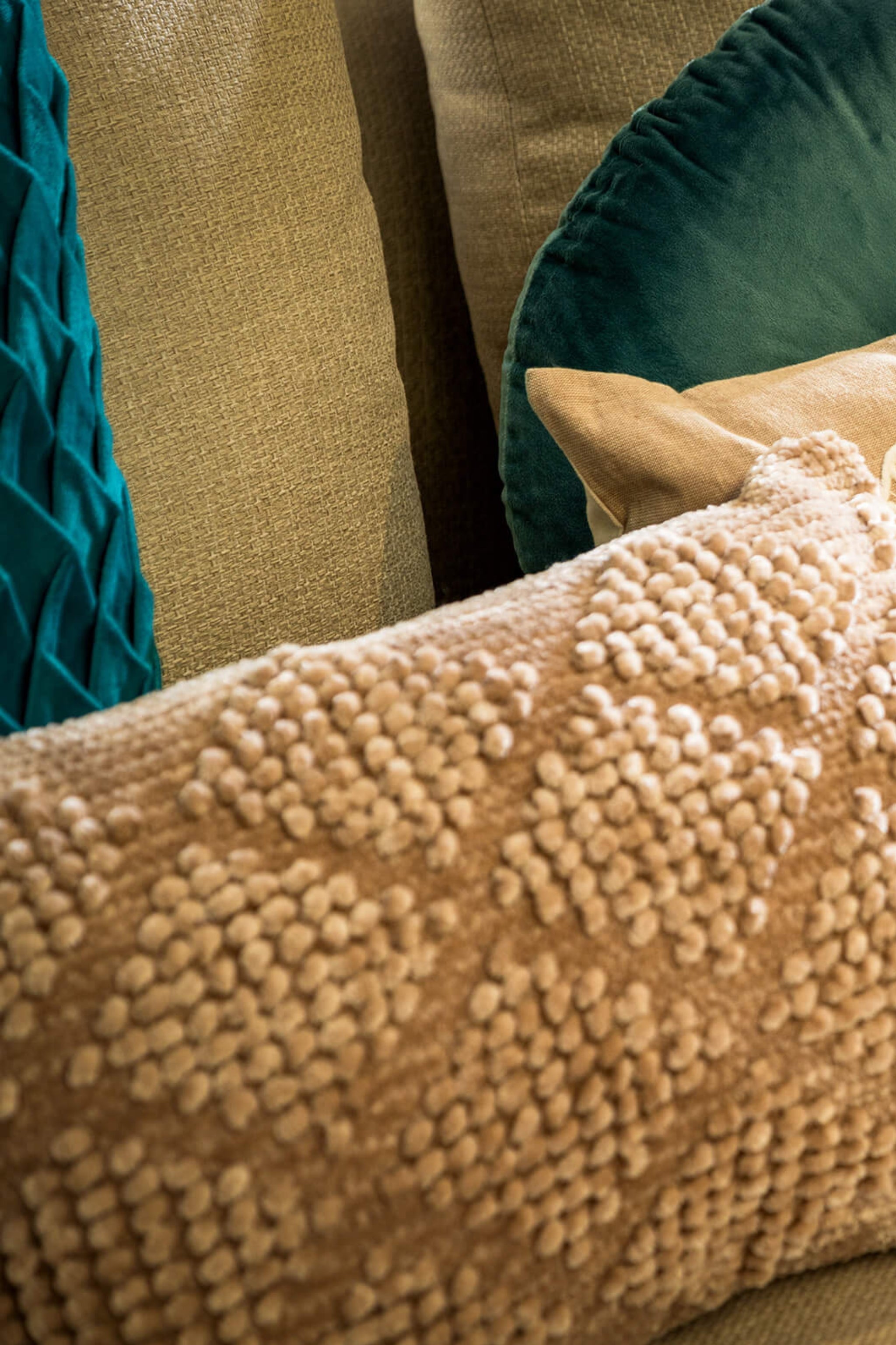 Kissen aus Samtstoff, taupe-beige von Trends & Lifestyle Deutschland GmbH