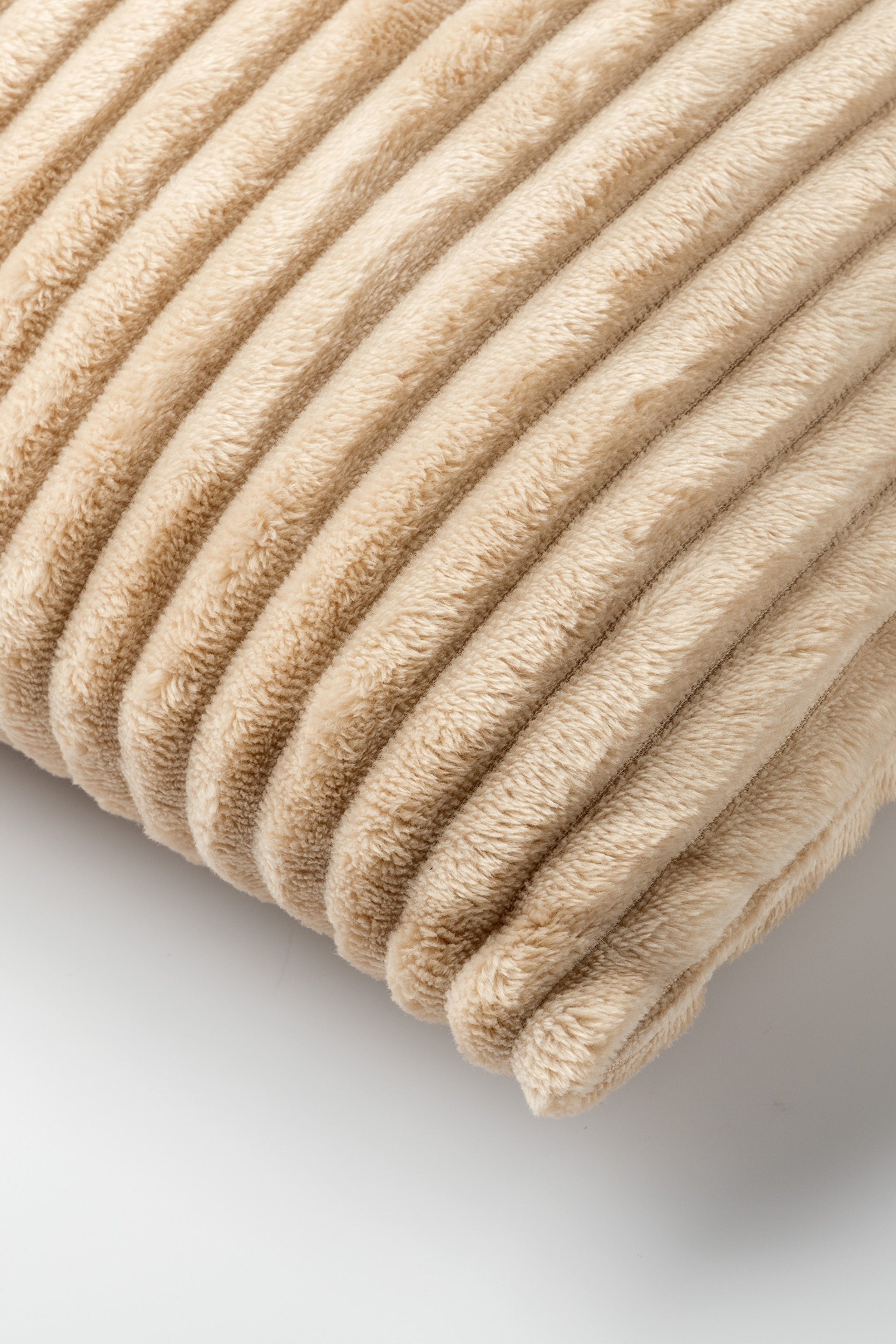 Kissen in gerippter Samt-Optik, beige von Trends & Lifestyle Deutschland GmbH
