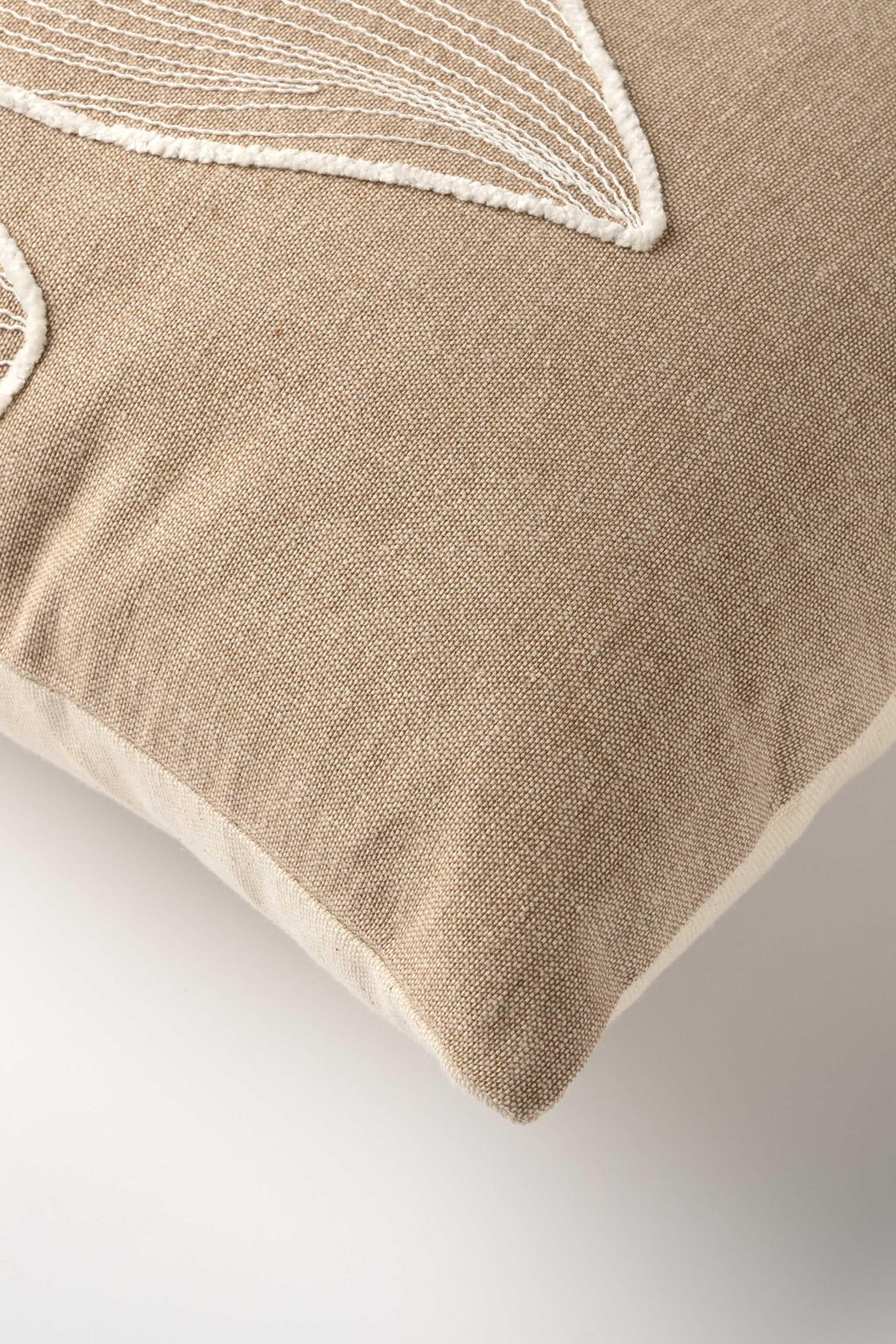 Kissen mit großer Blume, taupe-beige von Trends & Lifestyle Deutschland GmbH